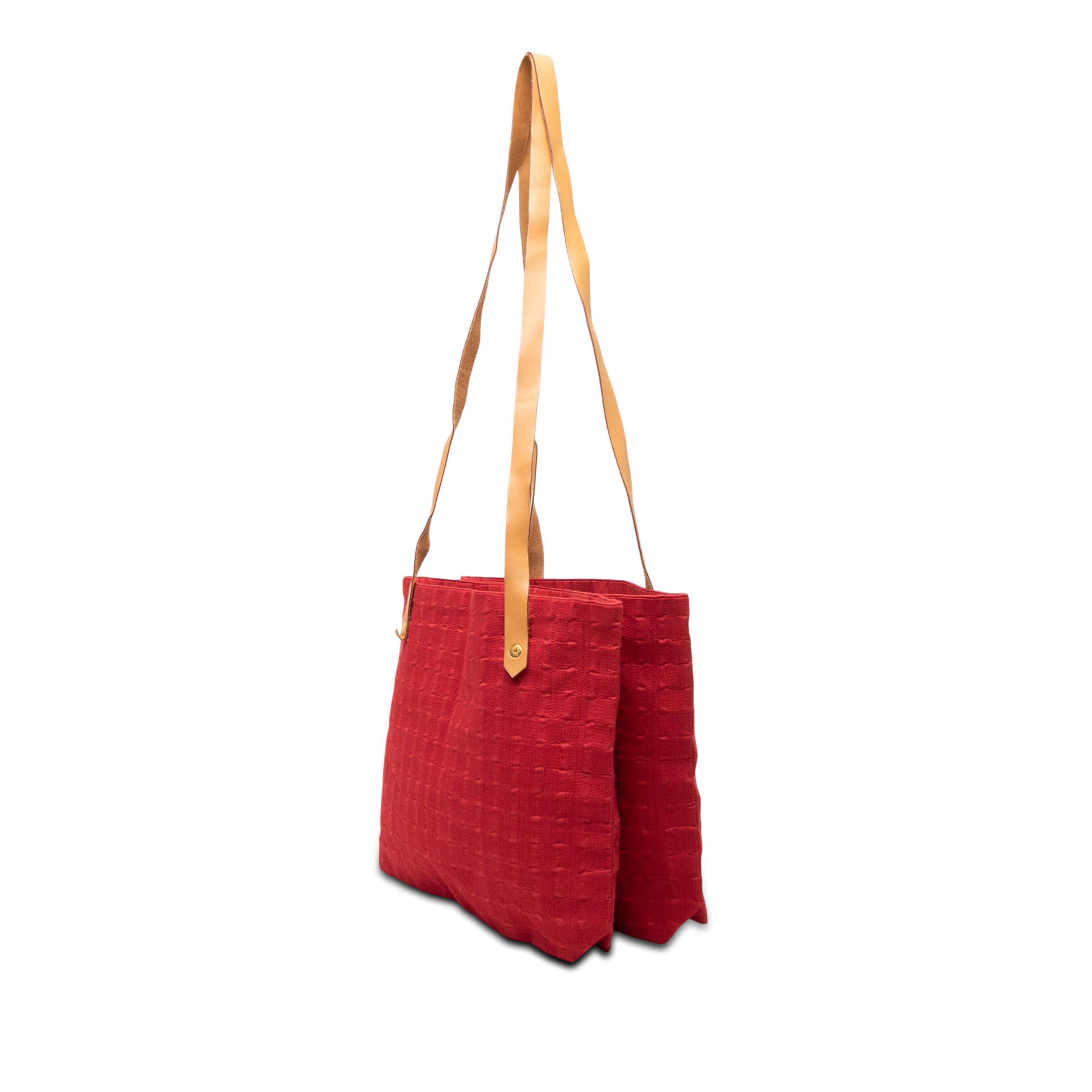 Hermès Toile Ahmedabad Tote, från Luxclusif, i färgen red. Klicka för att öppna bilden i stort format