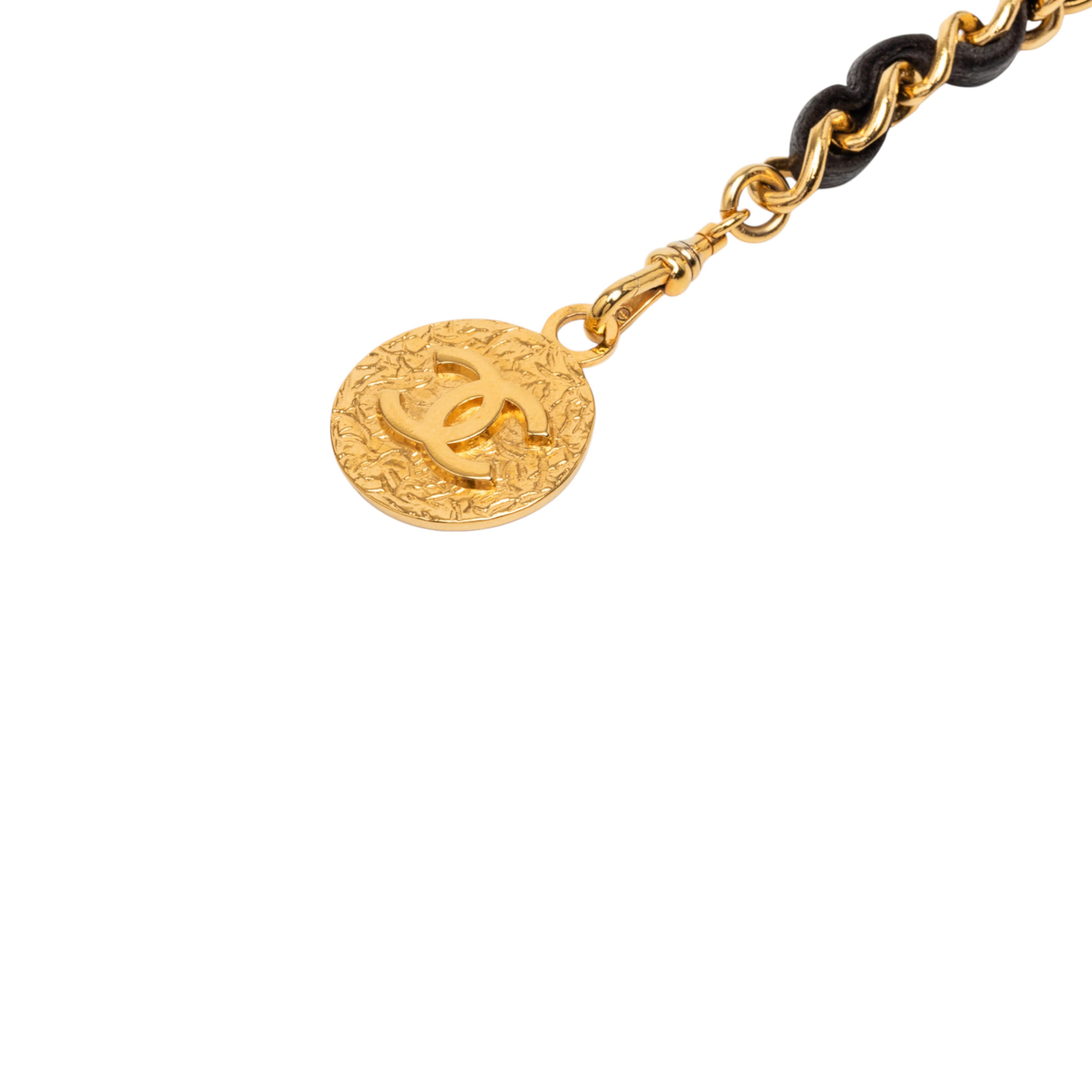 Chanel Gold Plated Leather Woven Medallion Chain Belt, från Luxclusif, i färgen gold. Klicka för att öppna bilden i stort format