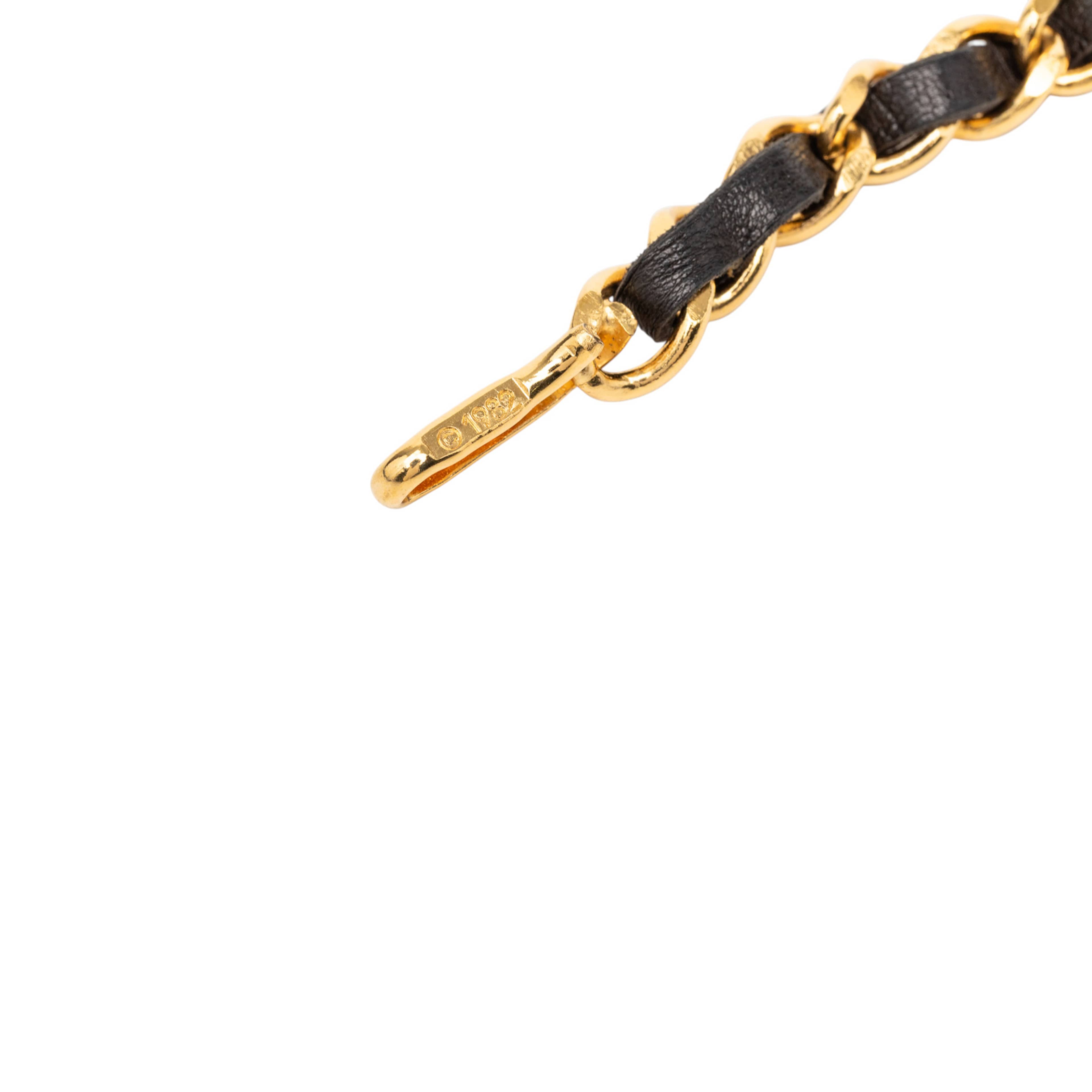 Chanel Gold Plated Leather Woven Medallion Chain Belt, från Luxclusif, i färgen gold. Klicka för att öppna bilden i stort format