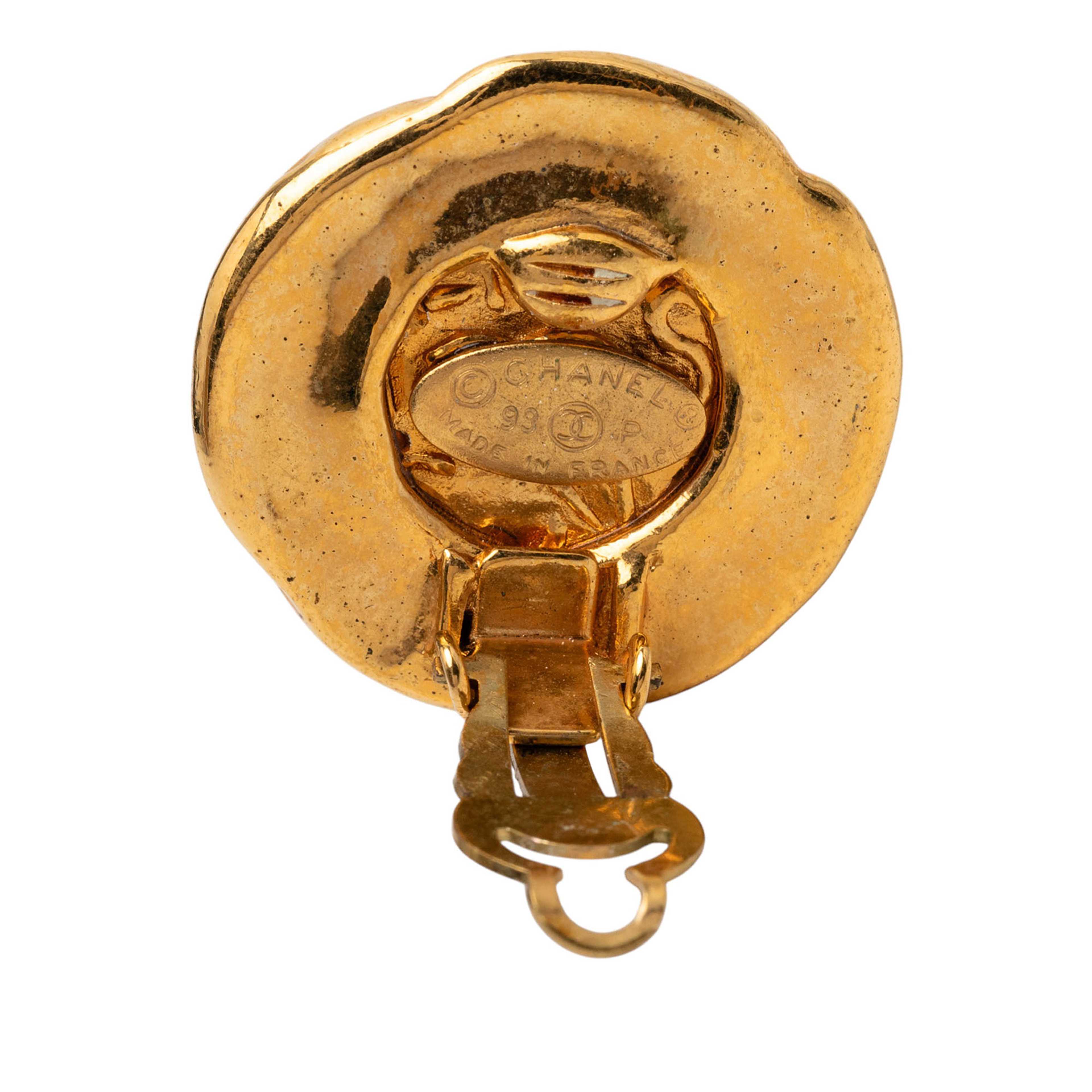 Chanel Gold Plated Twisted Double Logo Round Clip On Earrings, från Luxclusif, i färgen gold. Klicka för att öppna bilden i stort format