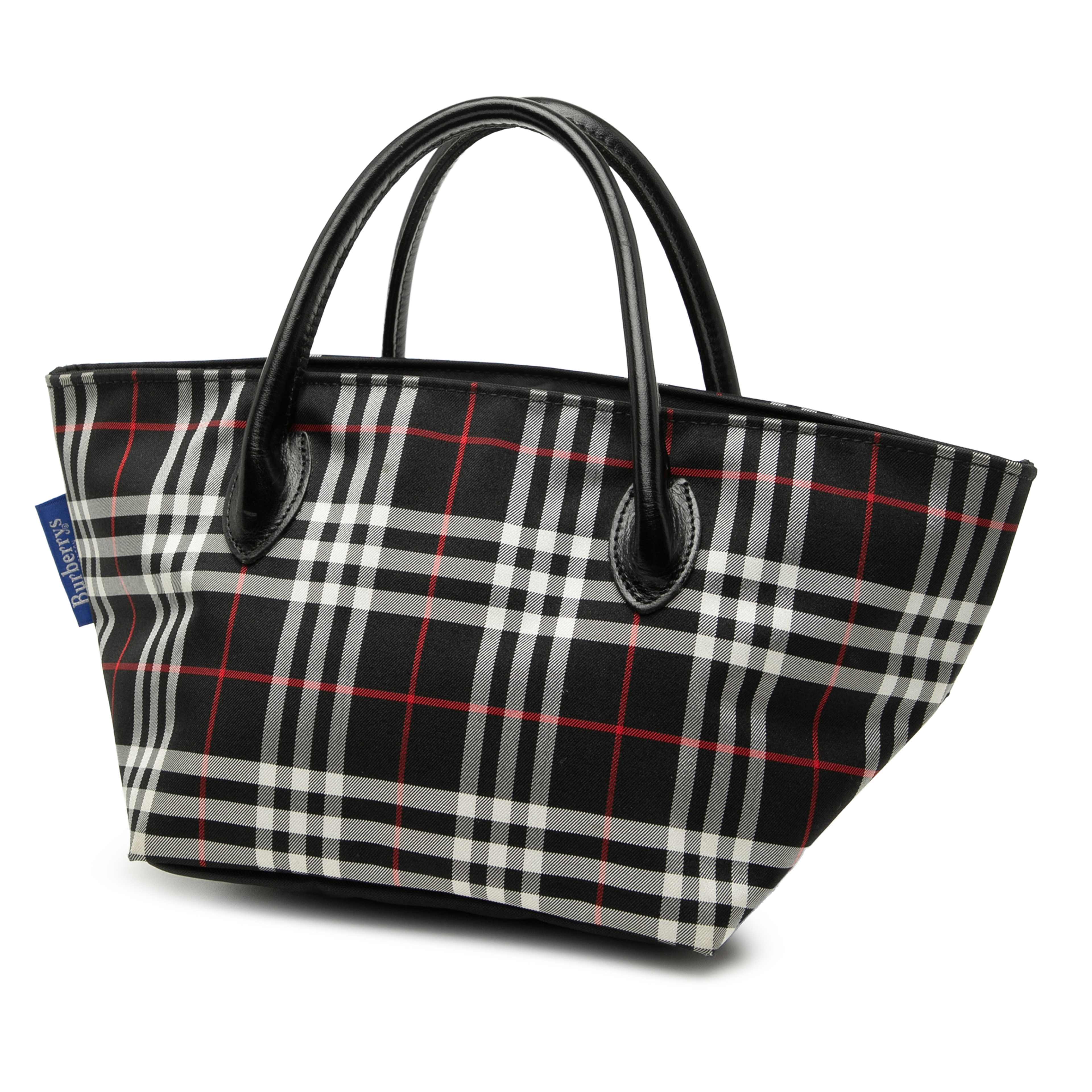 Burberry House Check Nylon Handbag, från Luxclusif, i färgen black. Klicka för att öppna bilden i stort format