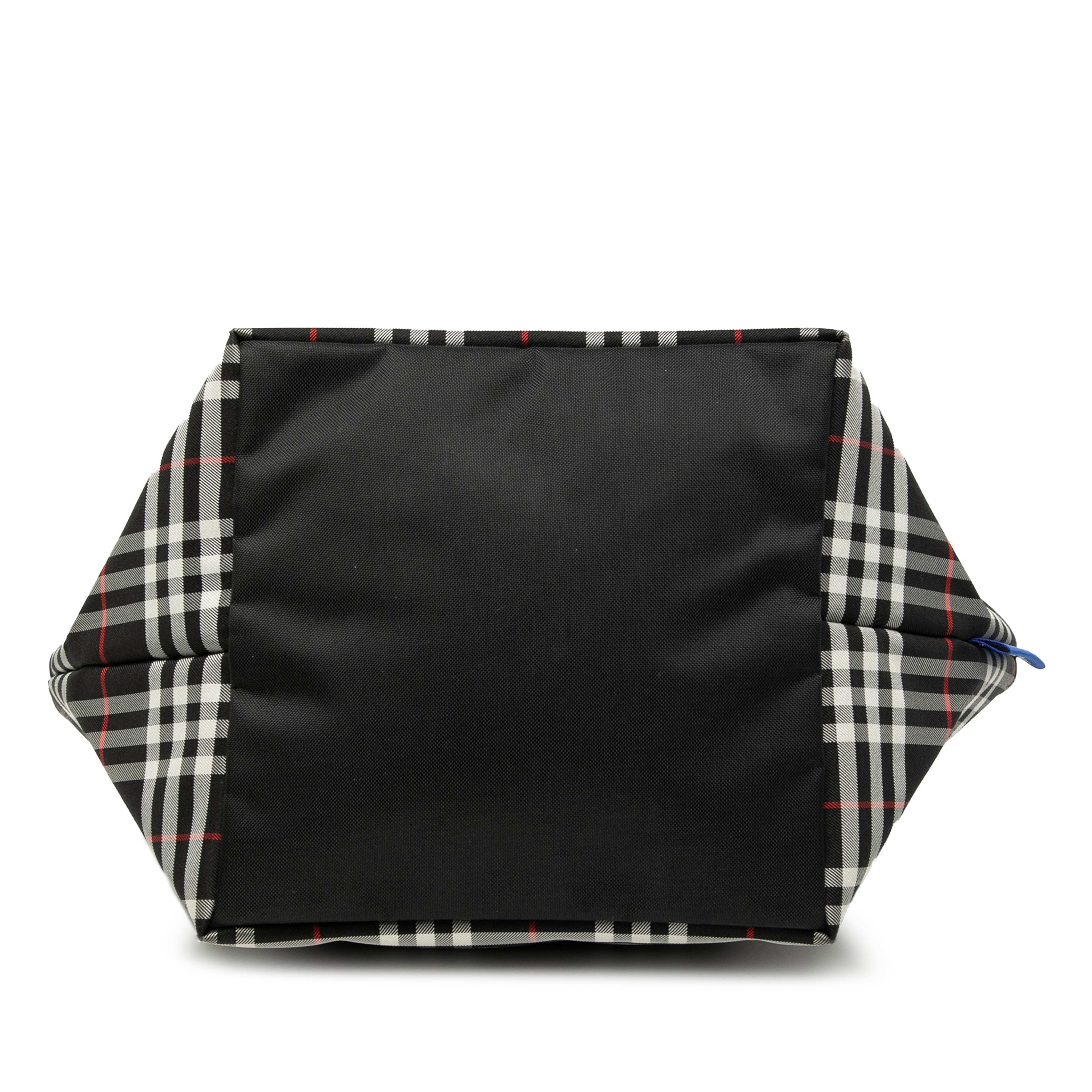 Burberry House Check Nylon Handbag, från Luxclusif, i färgen black. Klicka för att öppna bilden i stort format