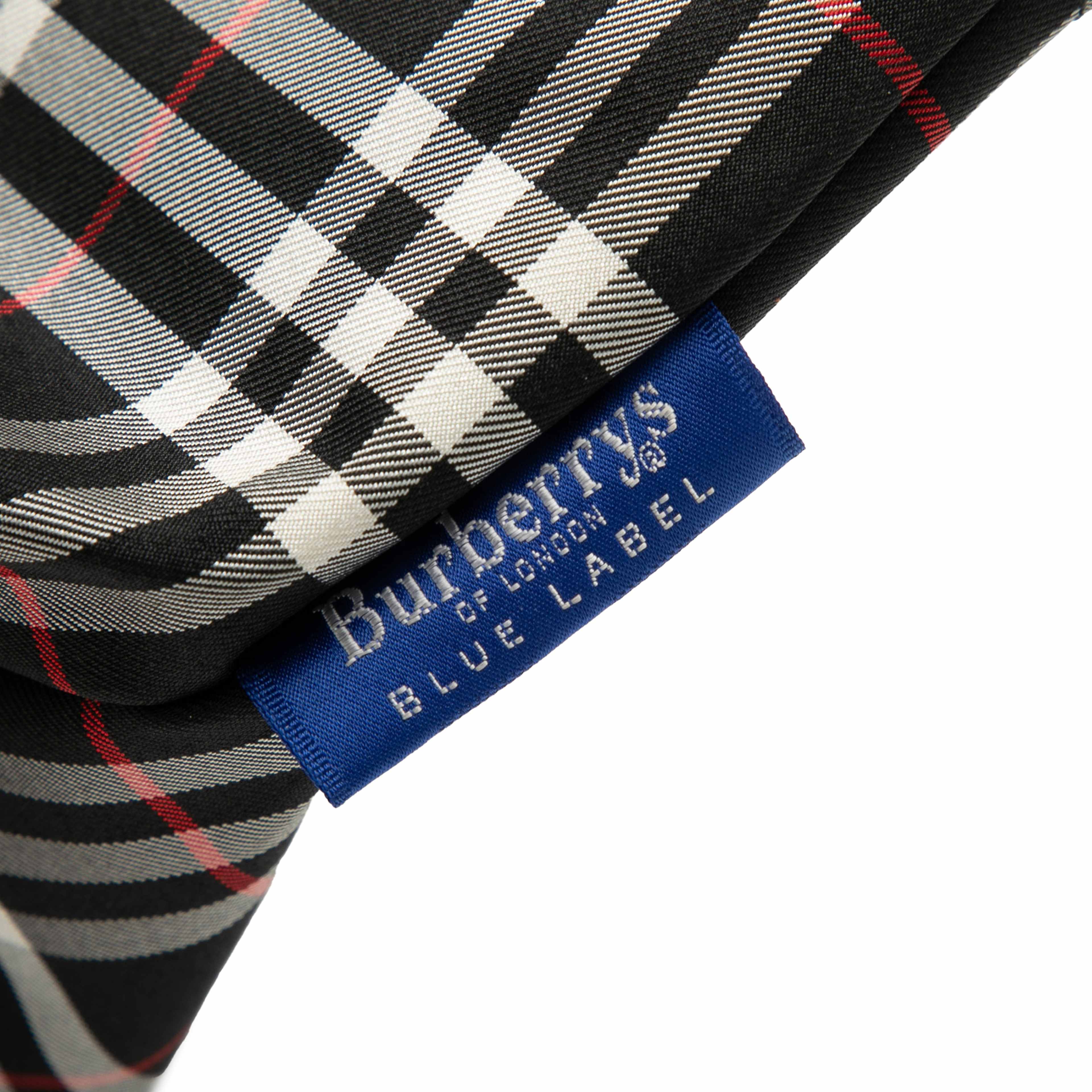 Burberry House Check Nylon Handbag, från Luxclusif, i färgen black. Klicka för att öppna bilden i stort format