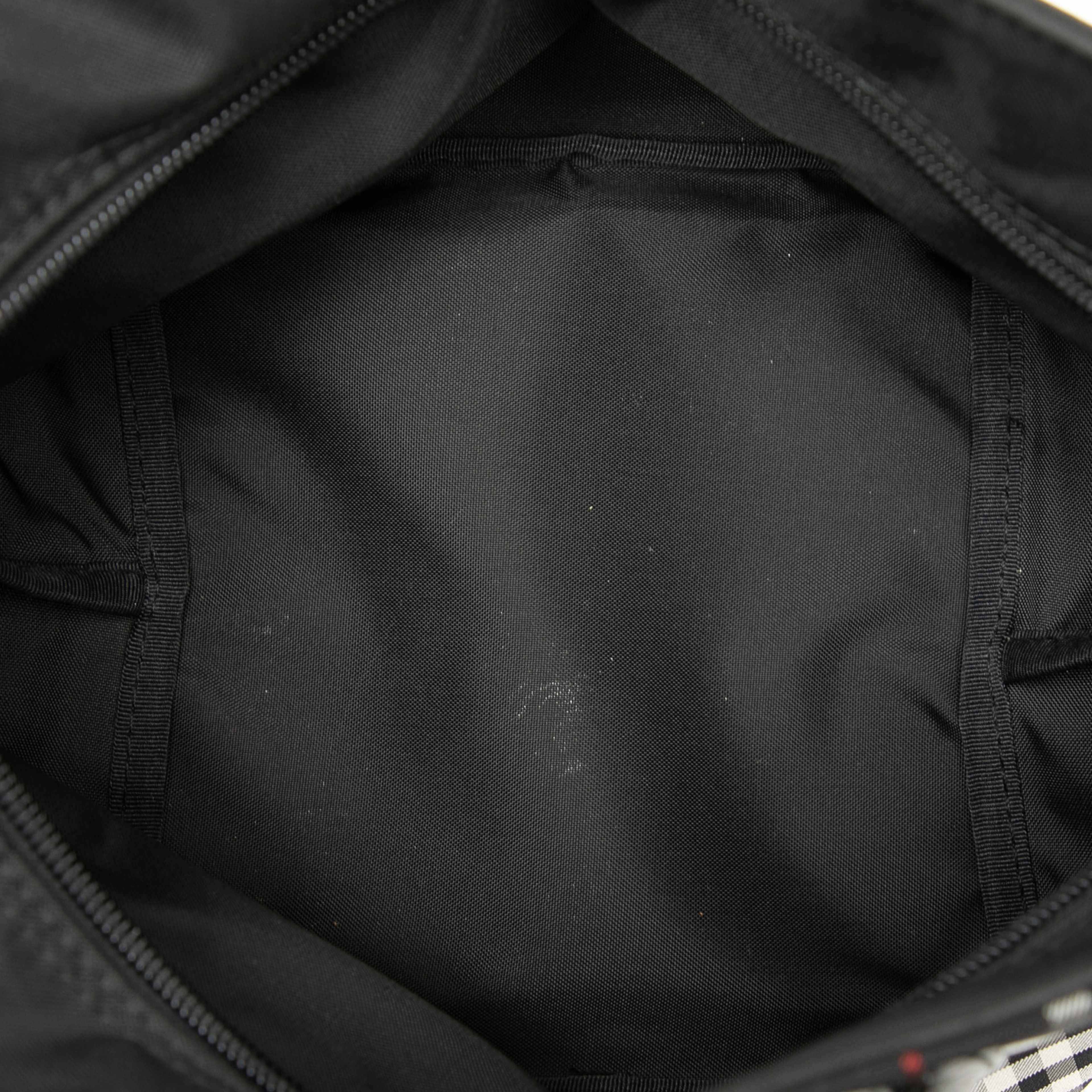 Burberry House Check Nylon Handbag, från Luxclusif, i färgen black. Klicka för att öppna bilden i stort format