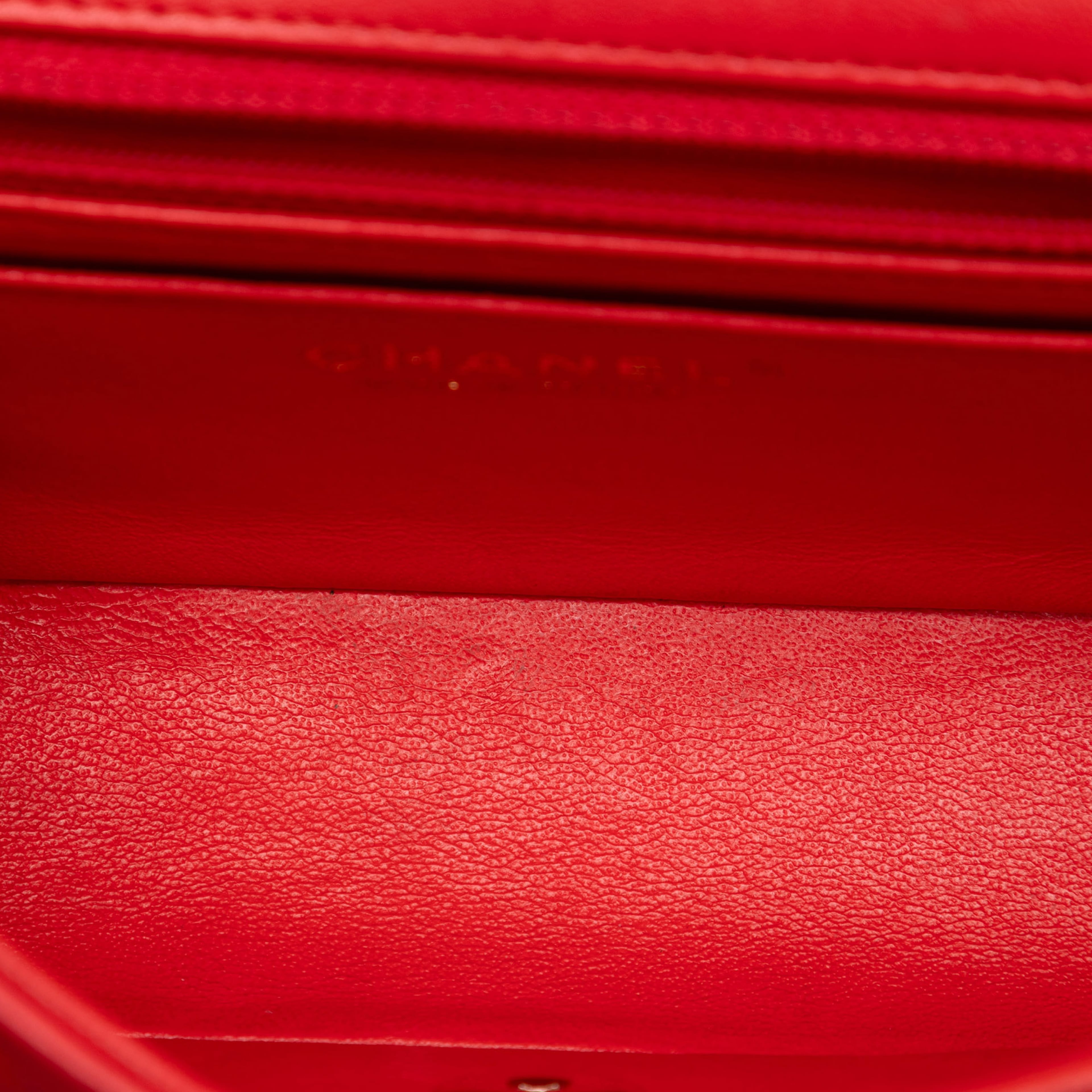 Chanel Mini Rectangular Classic Lambskin Single Flap, från Luxclusif, i färgen red. Klicka för att öppna bilden i stort format