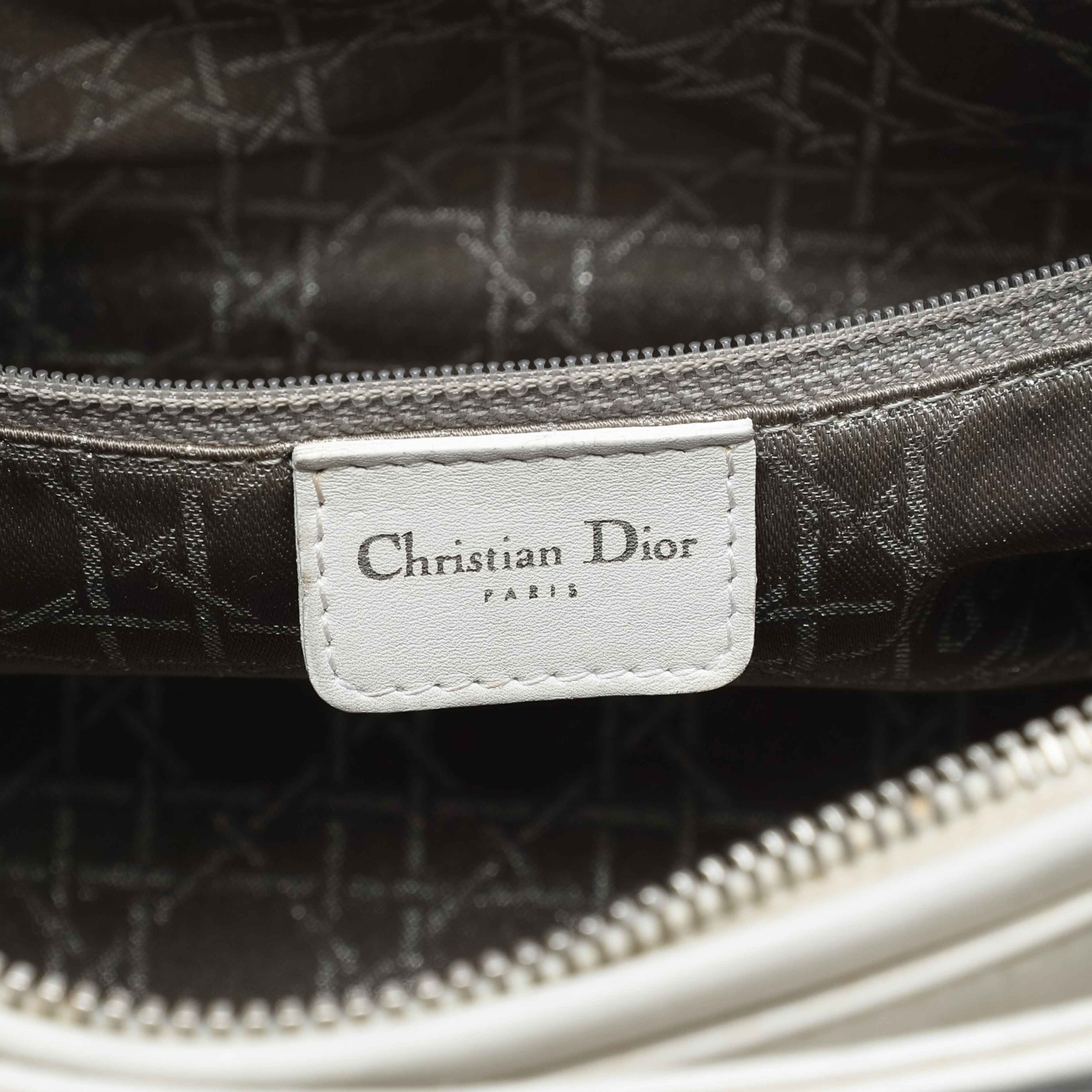 Dior Large Calfskin Cannage Studded Lady Dior, från Luxclusif, i färgen white. Klicka för att öppna bilden i stort format