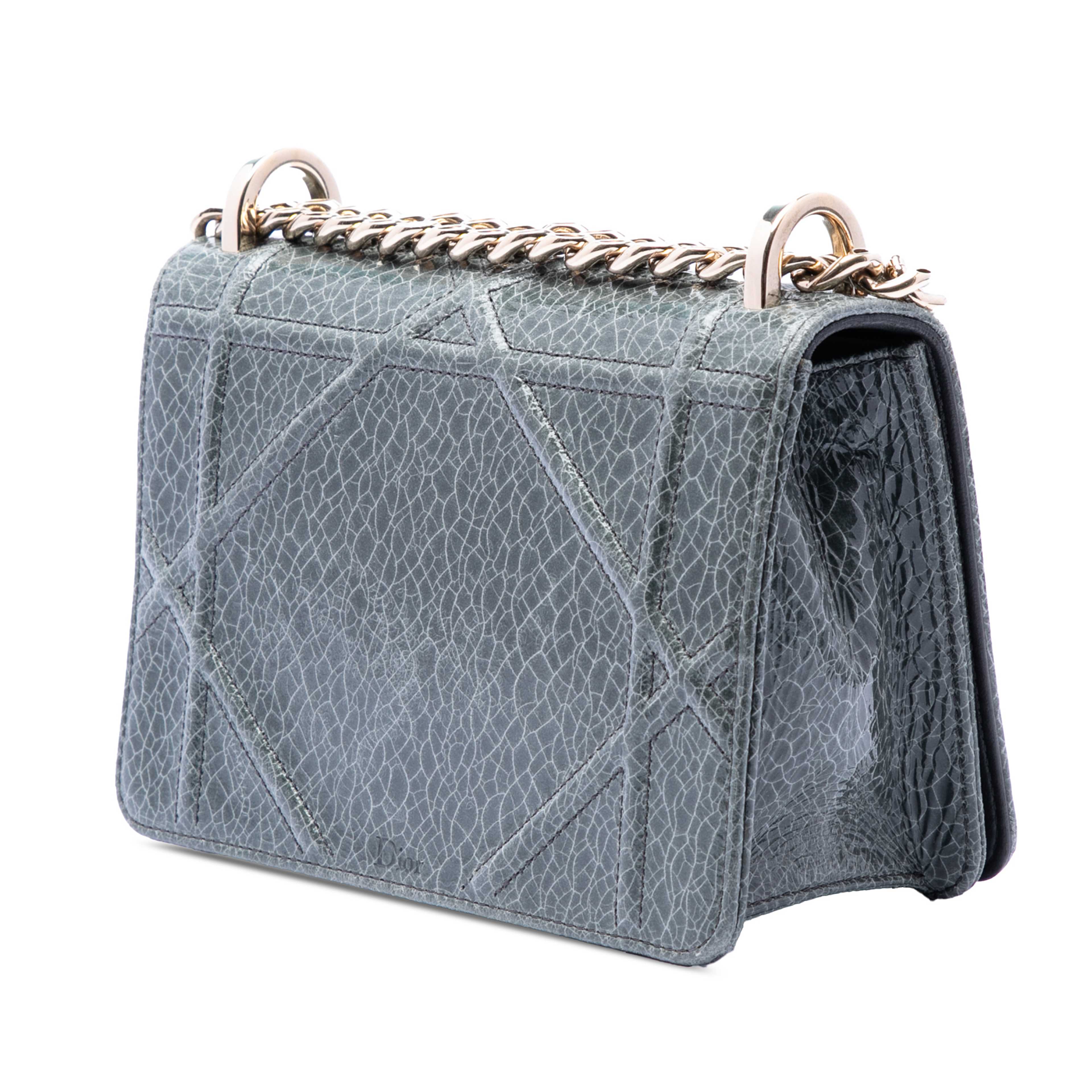 Dior Mini Crackled Deerskin Diorama Flap, från Luxclusif, i färgen dark gray. Klicka för att öppna bilden i stort format