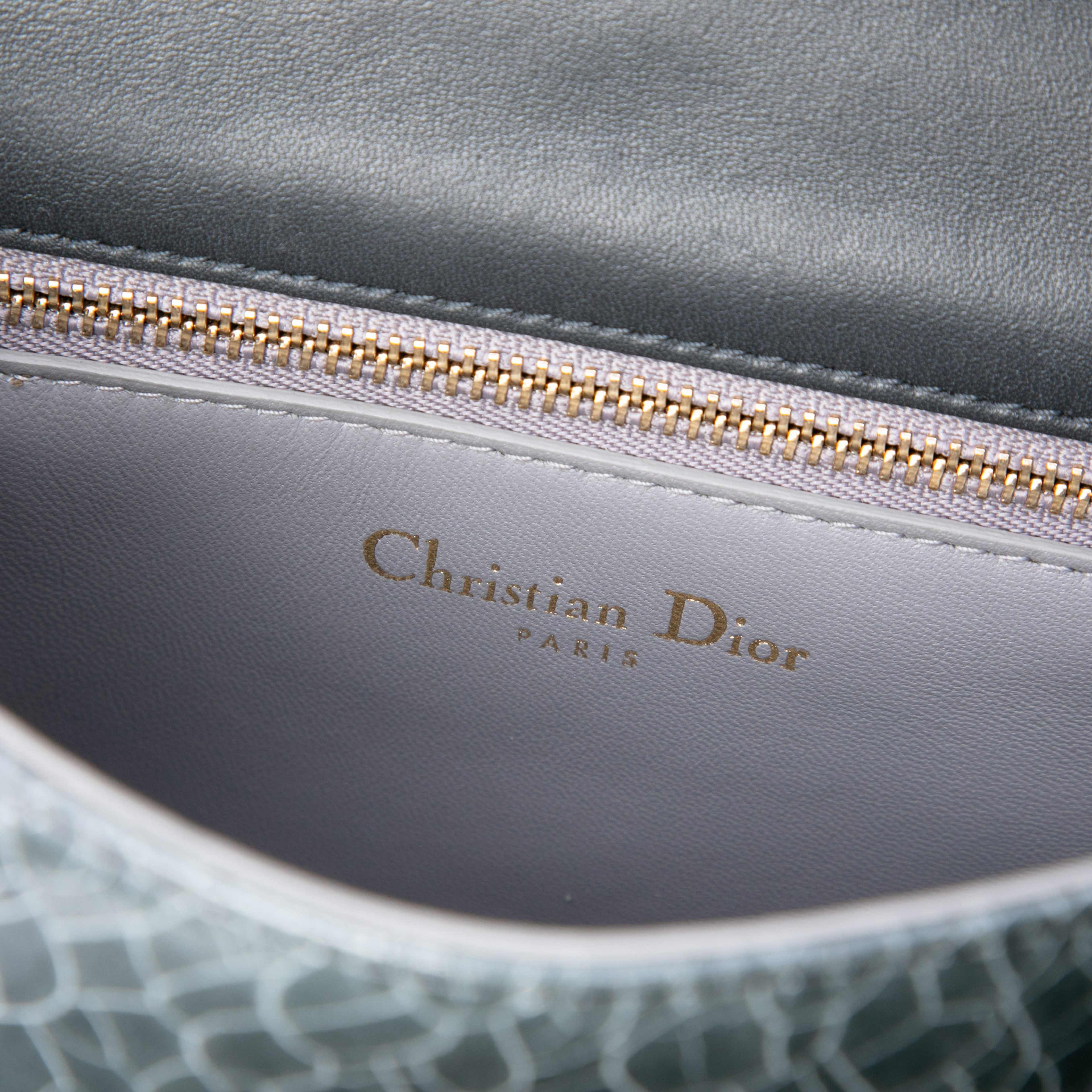 Dior Mini Crackled Deerskin Diorama Flap, från Luxclusif, i färgen dark gray. Klicka för att öppna bilden i stort format