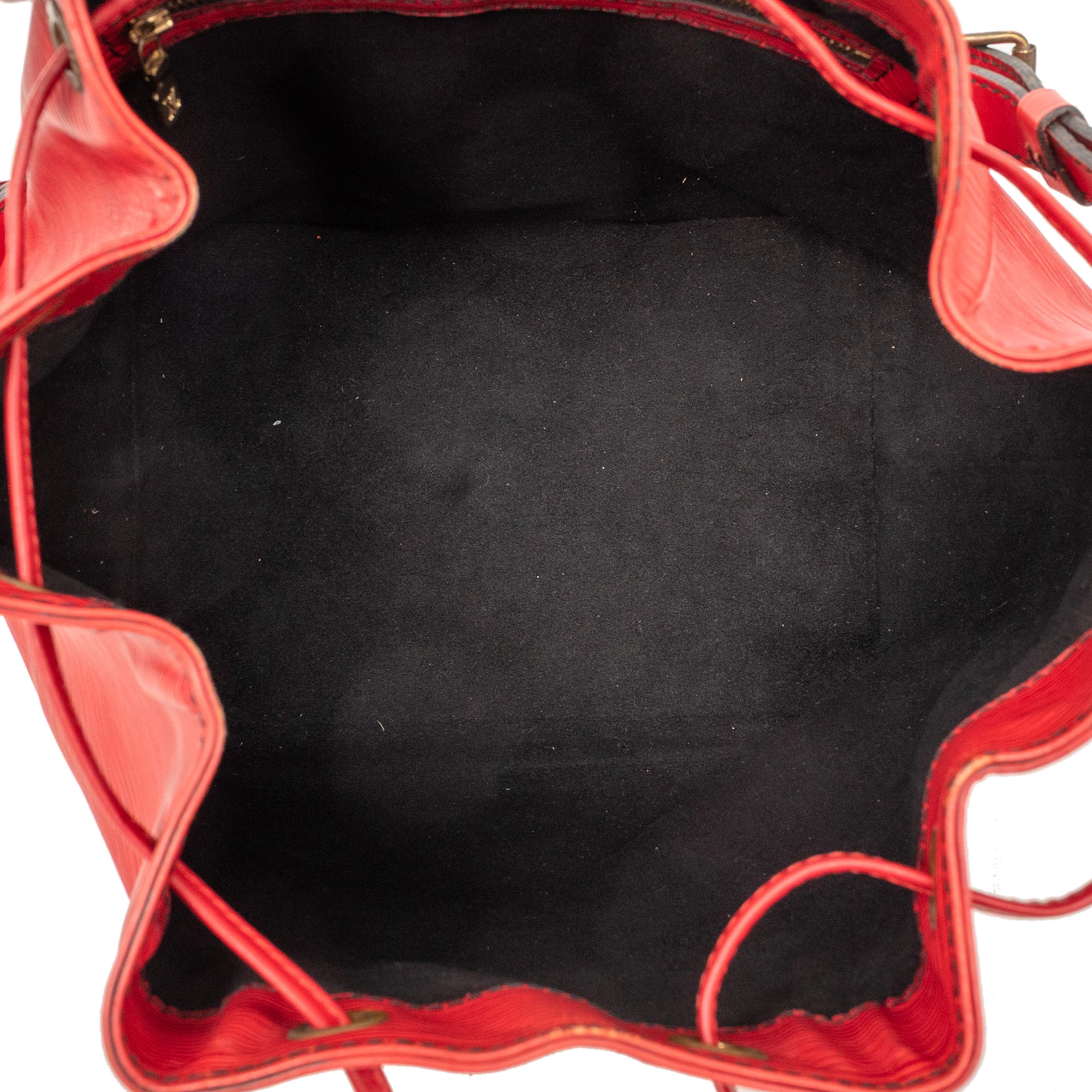 Louis Vuitton Epi Petit Noe, från Luxclusif, i färgen röd. Klicka för att öppna bilden i stort format