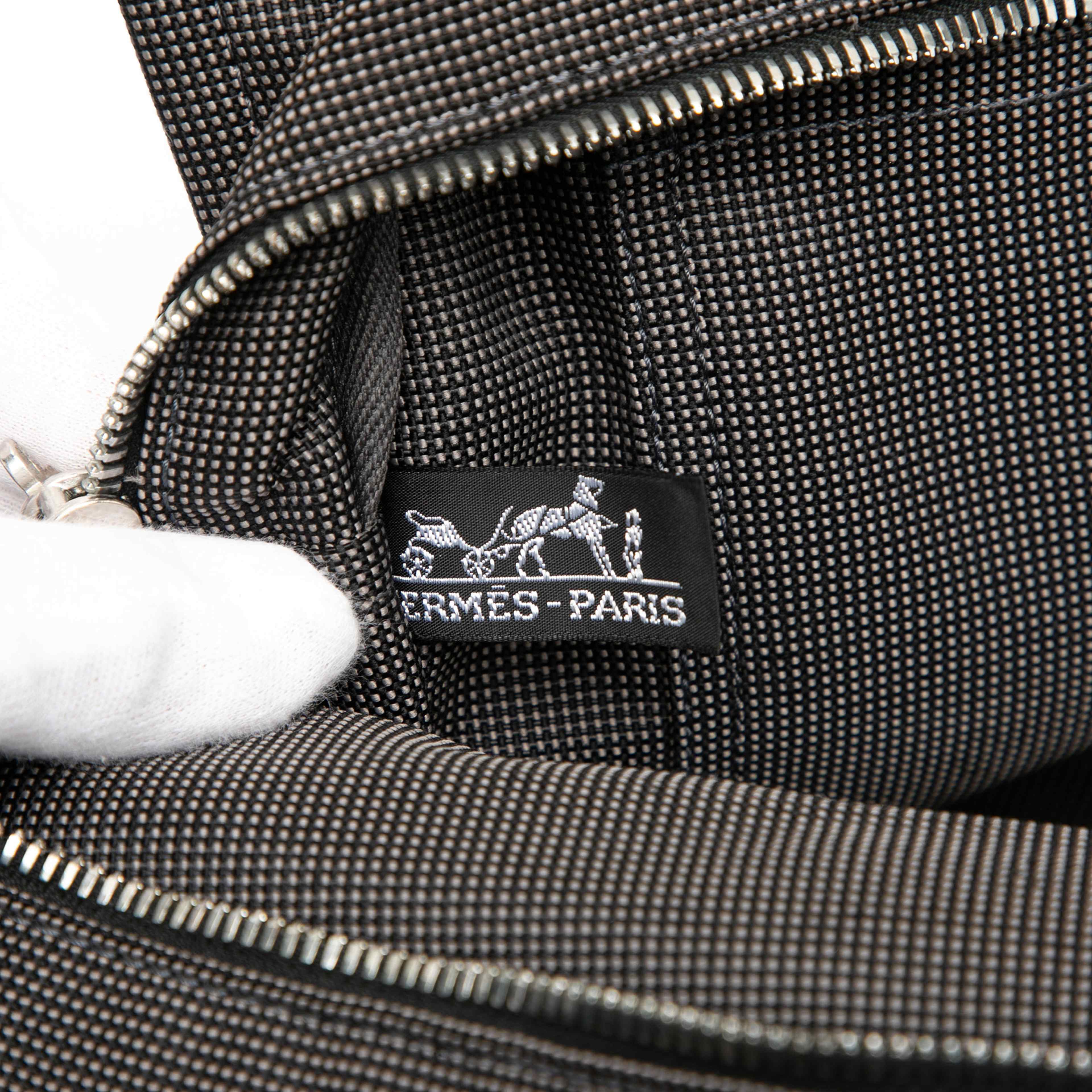 Hermès Canvas Herline Mm, från Luxclusif, i färgen grå. Klicka för att öppna bilden i stort format