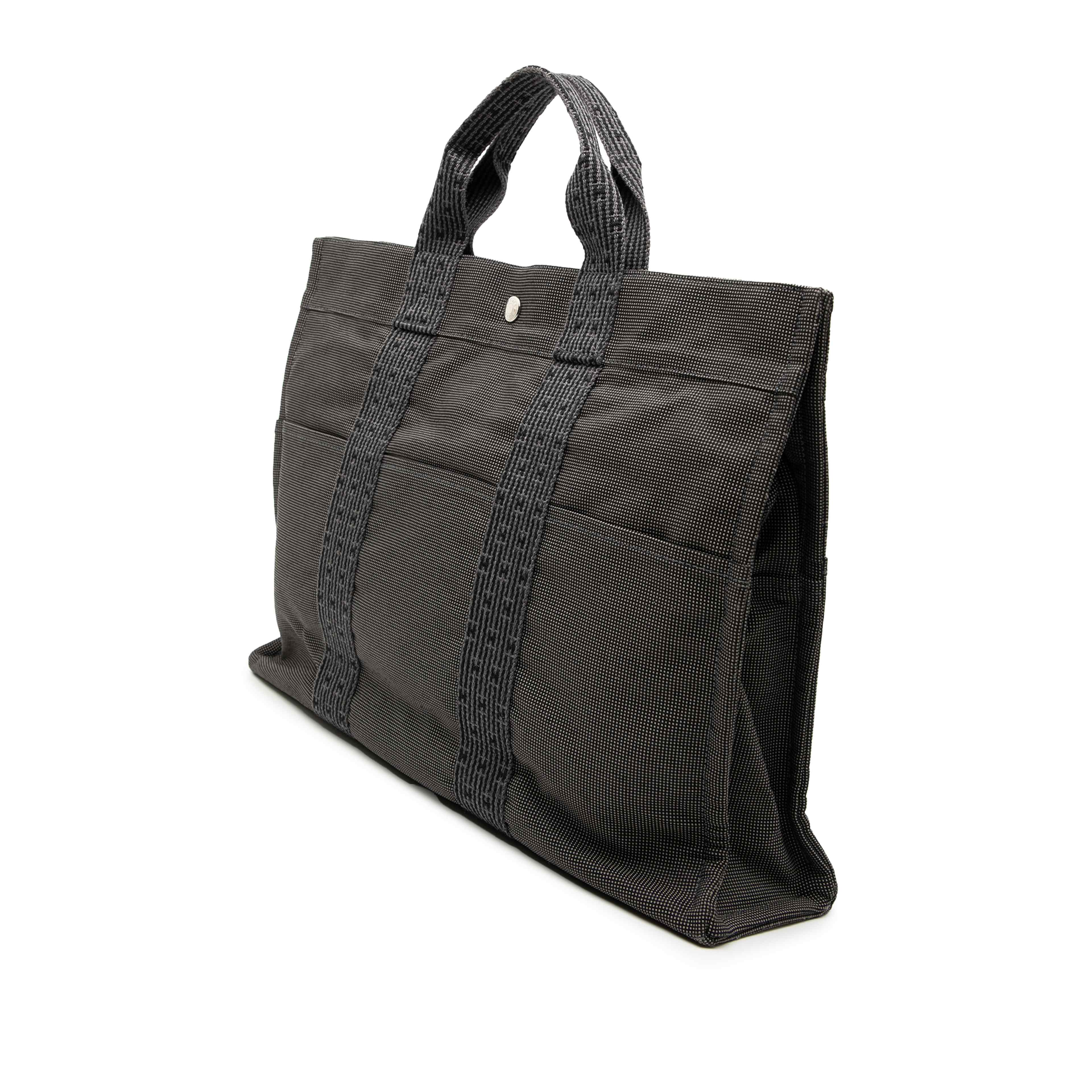 Hermès Canvas Herline Mm, från Luxclusif, i färgen grå. Klicka för att öppna bilden i stort format