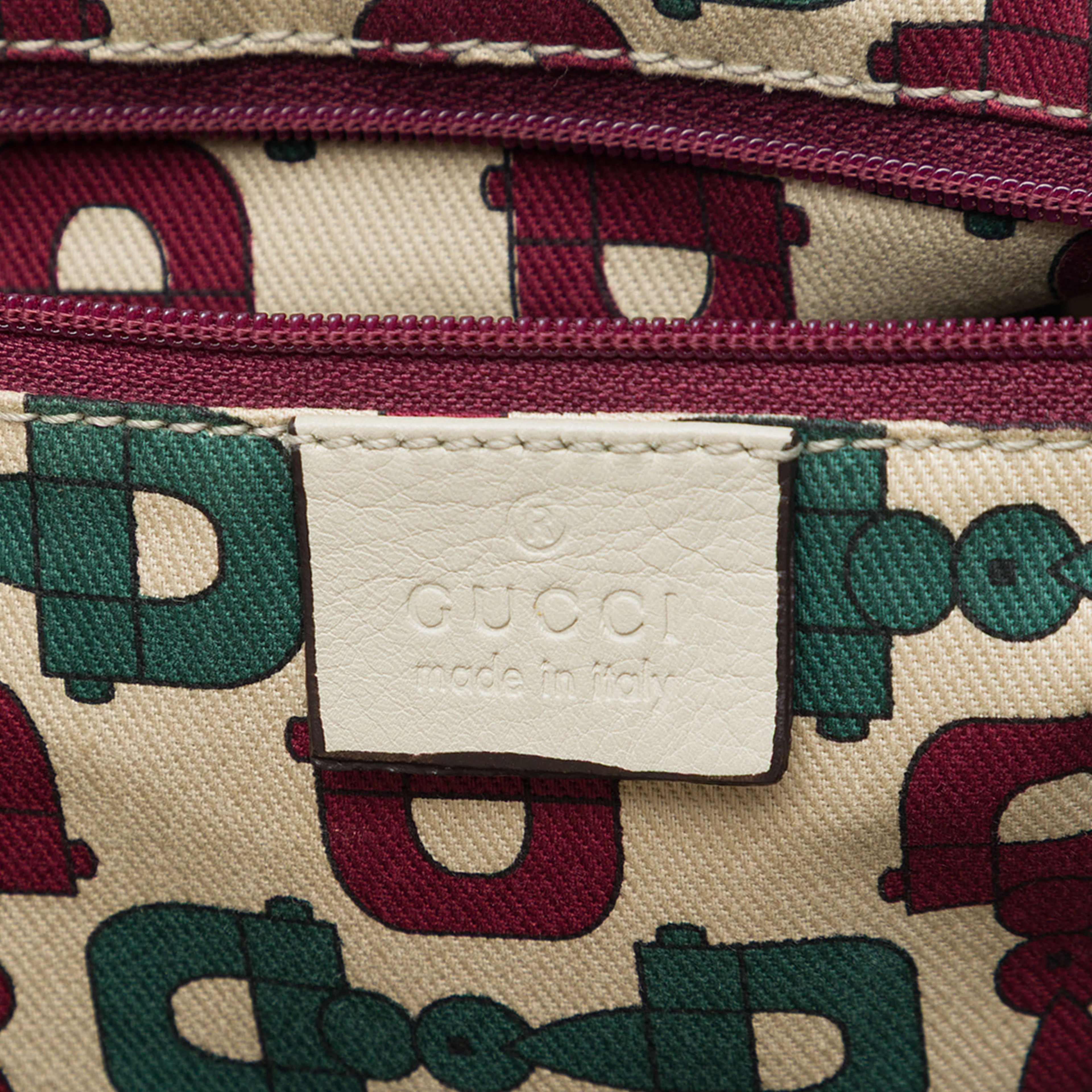 Gucci Guccissima Abbey D Ring Shoulder Bag, från Luxclusif, i färgen vit. Klicka för att öppna bilden i stort format