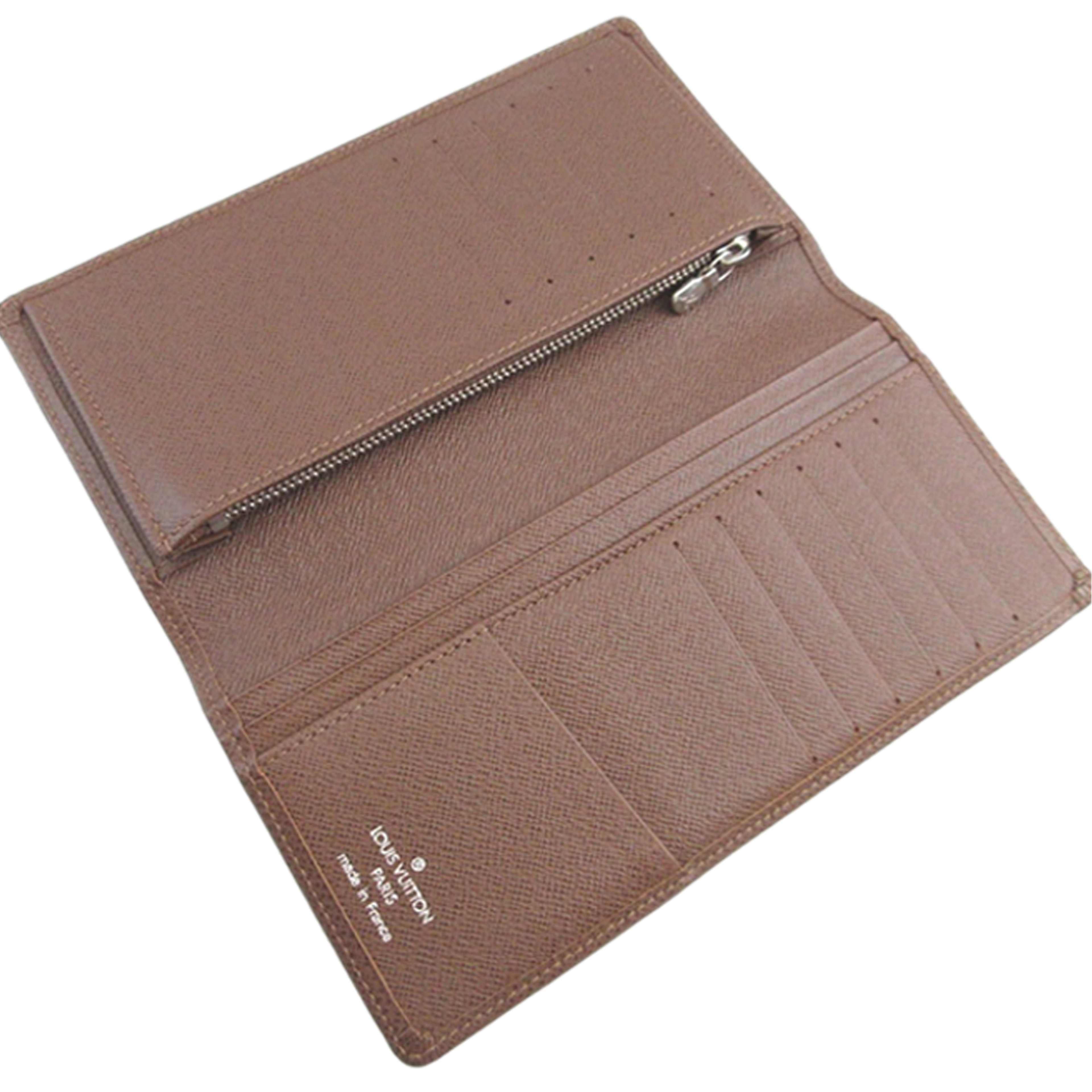 Louis Vuitton Taiga Portefeuille Brazza Bifold Long Wallet, från Luxclusif, i färgen brun. Klicka för att öppna bilden i stort format