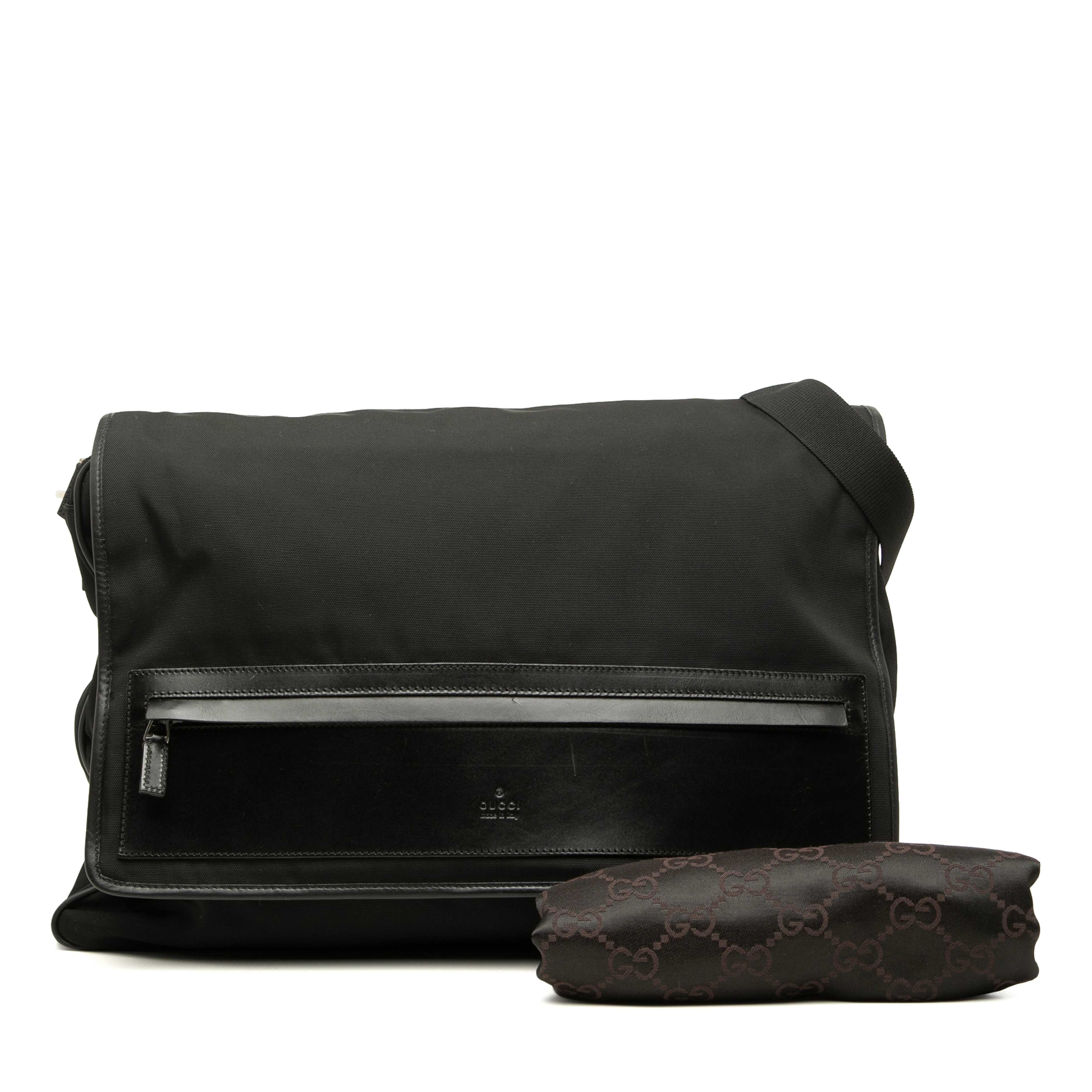 Gucci Nylon Messenger Bag, från Luxclusif, i färgen svart. Klicka för att öppna bilden i stort format