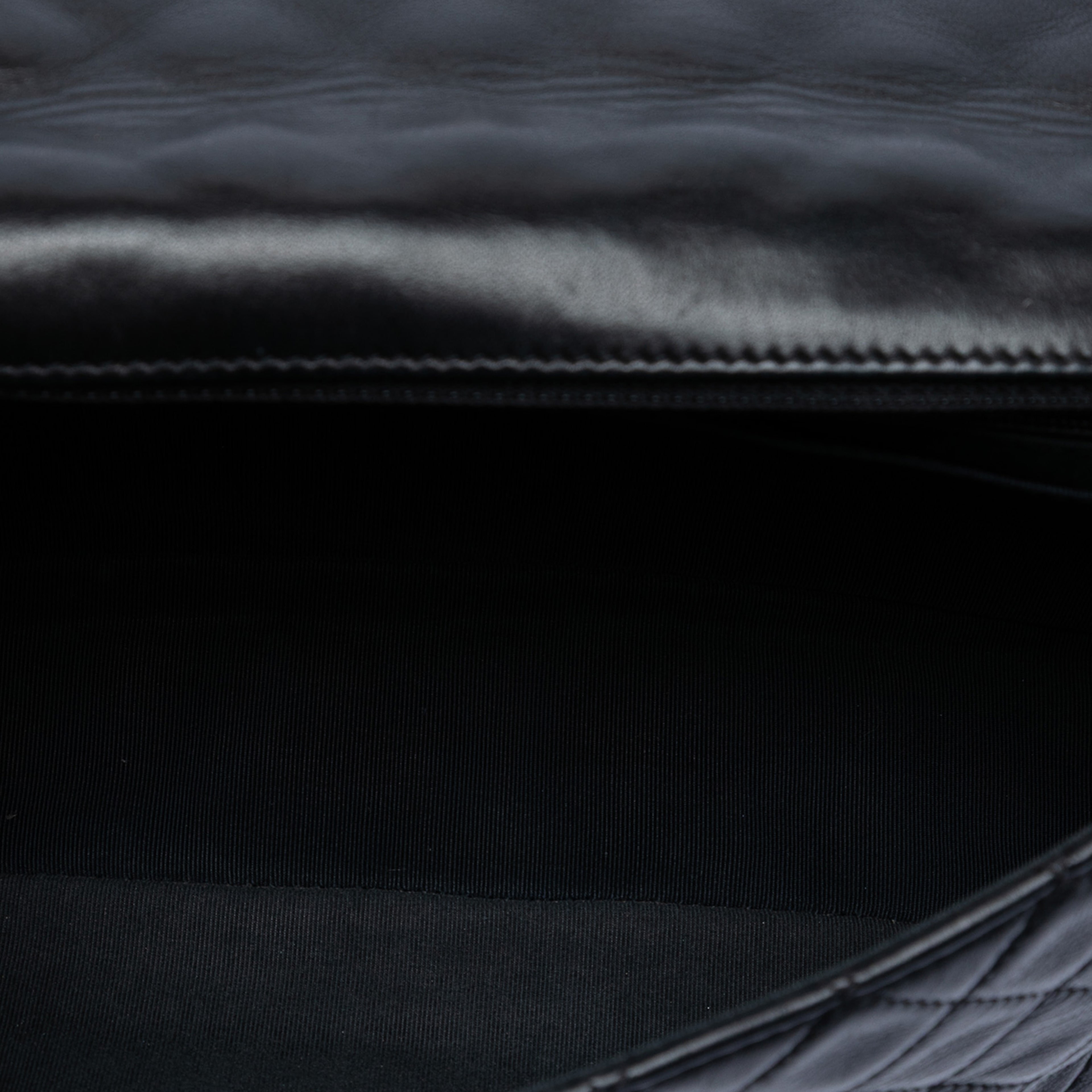 Chanel Medium Classic Lambskin Valentines Heart Charms Single Flap, från Luxclusif, i färgen black. Klicka för att öppna bilden i stort format