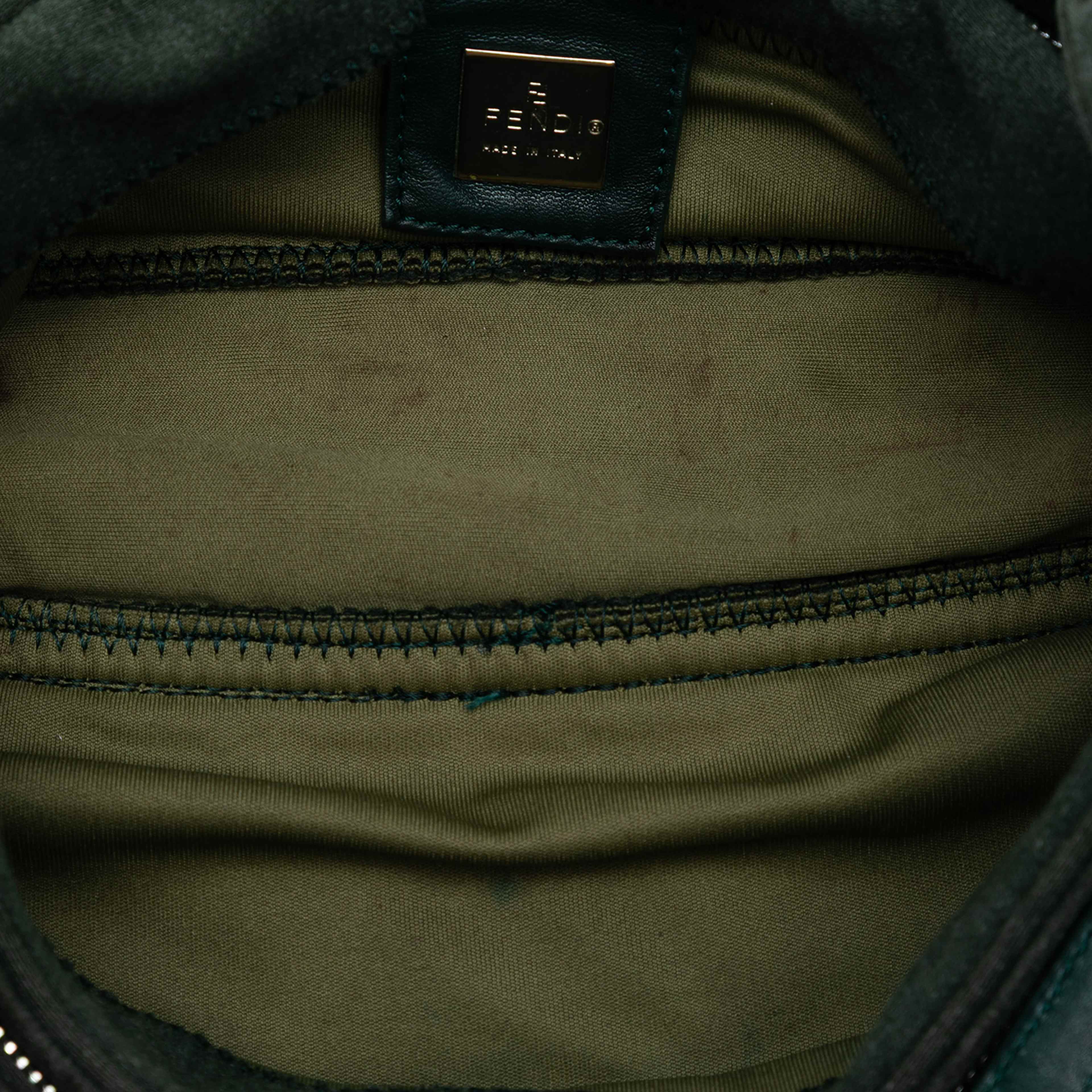 Fendi Wool Mamma Baguette Shoulder Bag, från Luxclusif, i färgen dark green. Klicka för att öppna bilden i stort format