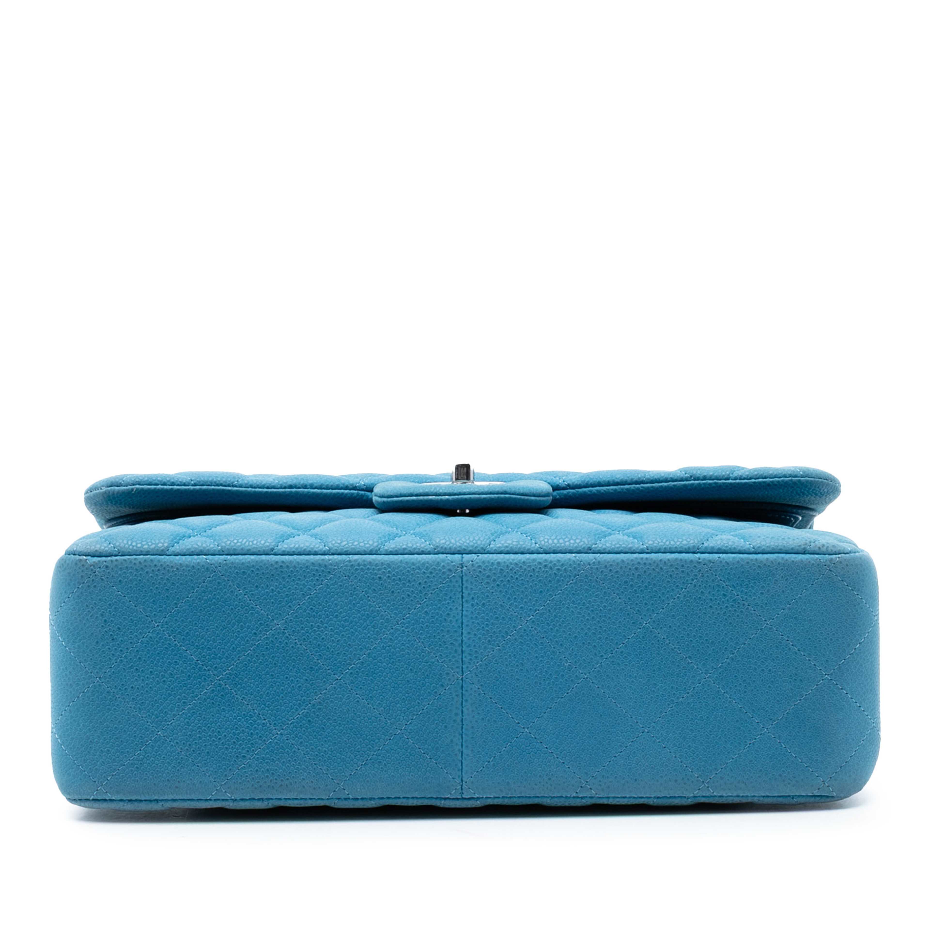 Chanel Jumbo Classic Caviar Double Flap, från Luxclusif, i färgen blå. Klicka för att öppna bilden i stort format