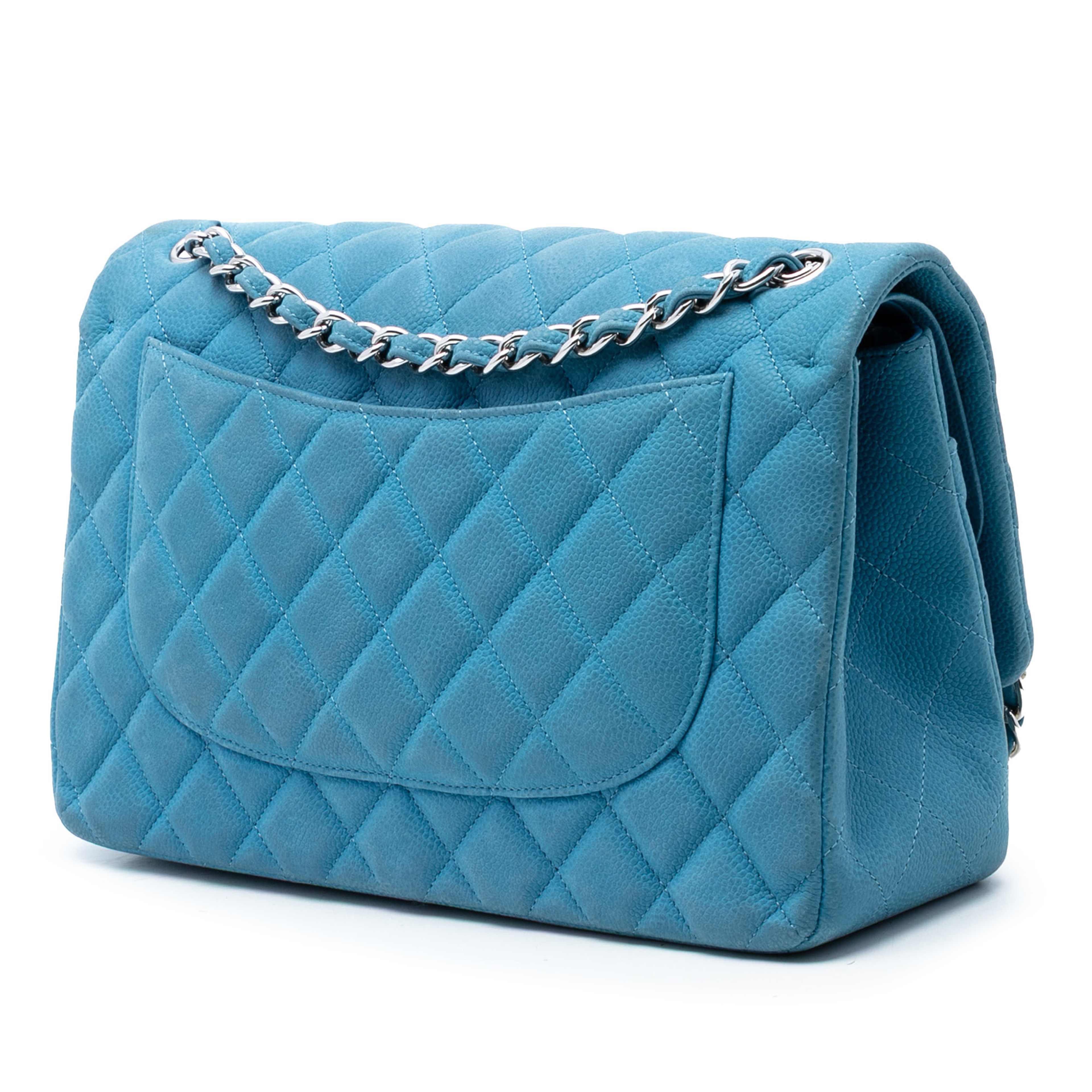 Chanel Jumbo Classic Caviar Double Flap, från Luxclusif, i färgen blå. Klicka för att öppna bilden i stort format