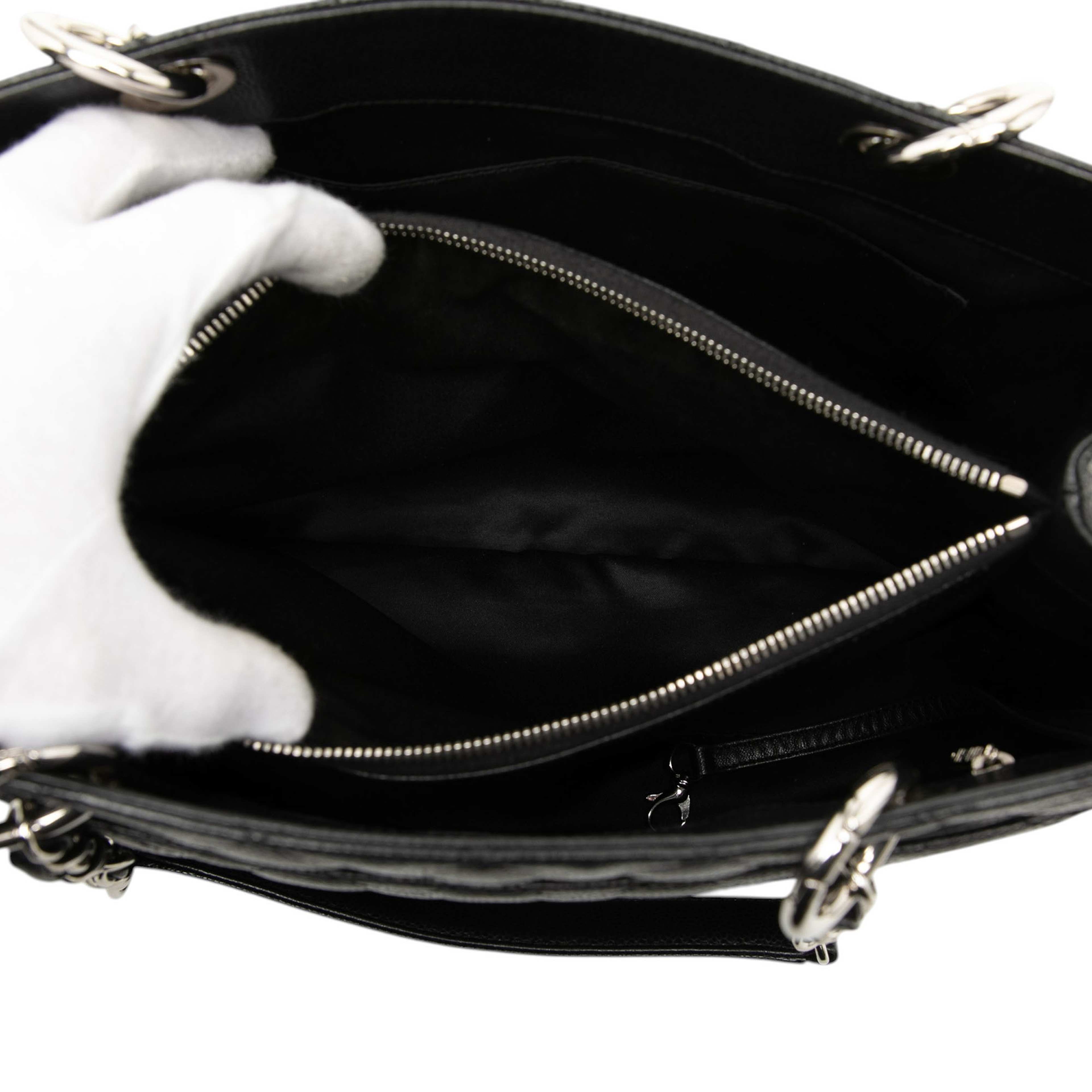 Chanel Caviar Grand Shopping Tote, från Luxclusif, i färgen black. Klicka för att öppna bilden i stort format