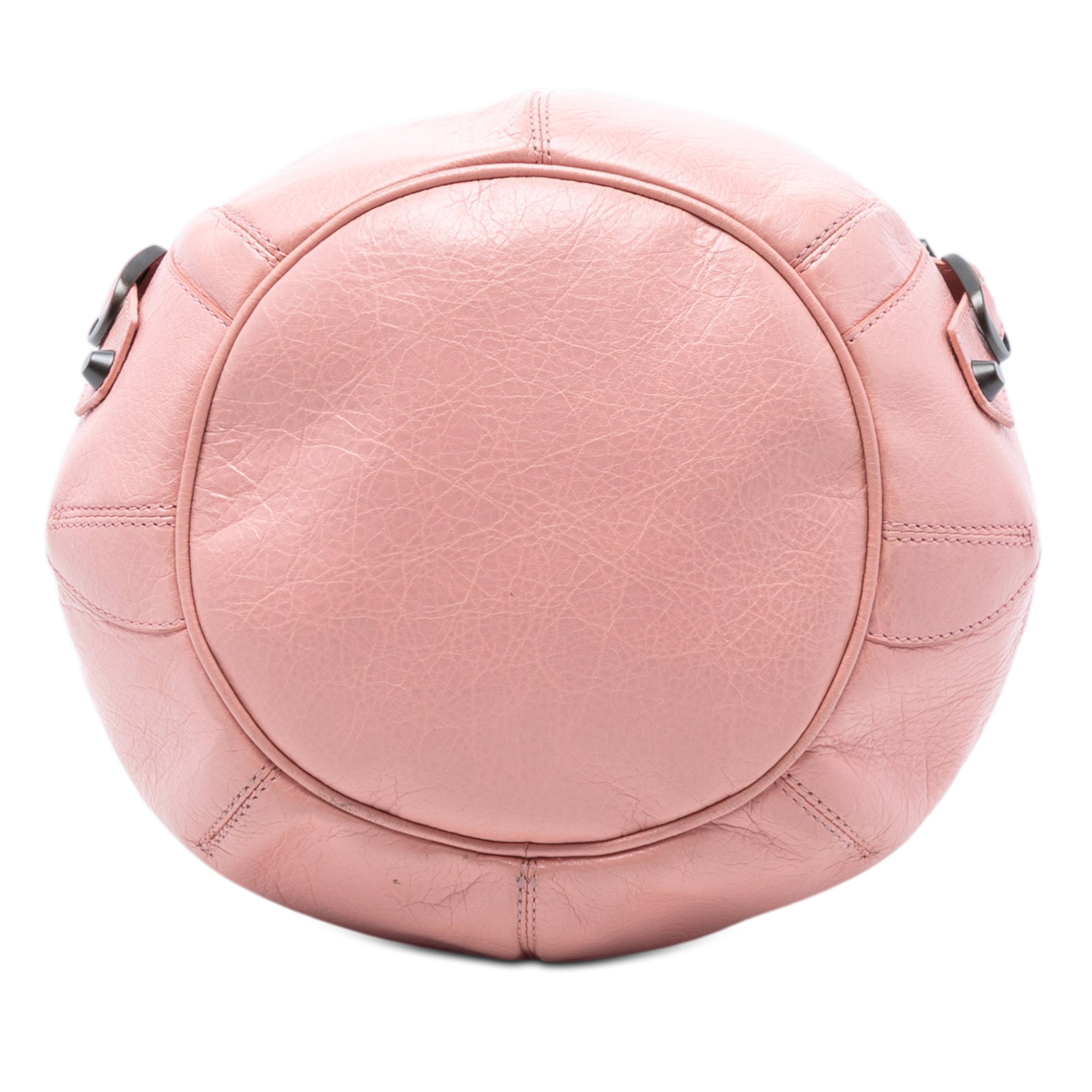 Balenciaga Mini Lambskin Motocross Giant 12 Pompon Bag, från Luxclusif, i färgen light pink. Klicka för att öppna bilden i stort format