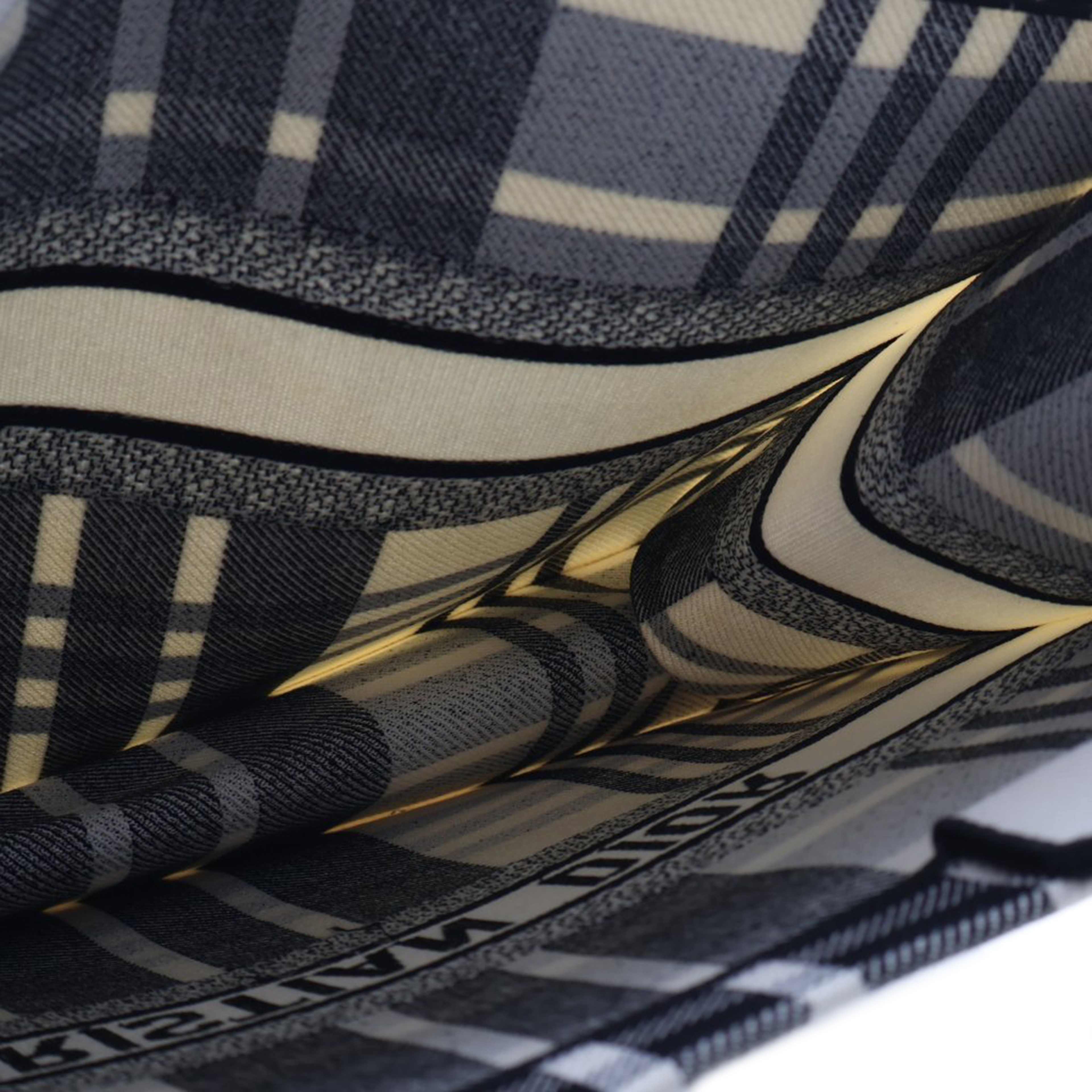 Dior Large Embroidered Canvas Check N Dior Book Tote, från Luxclusif, i färgen white. Klicka för att öppna bilden i stort format