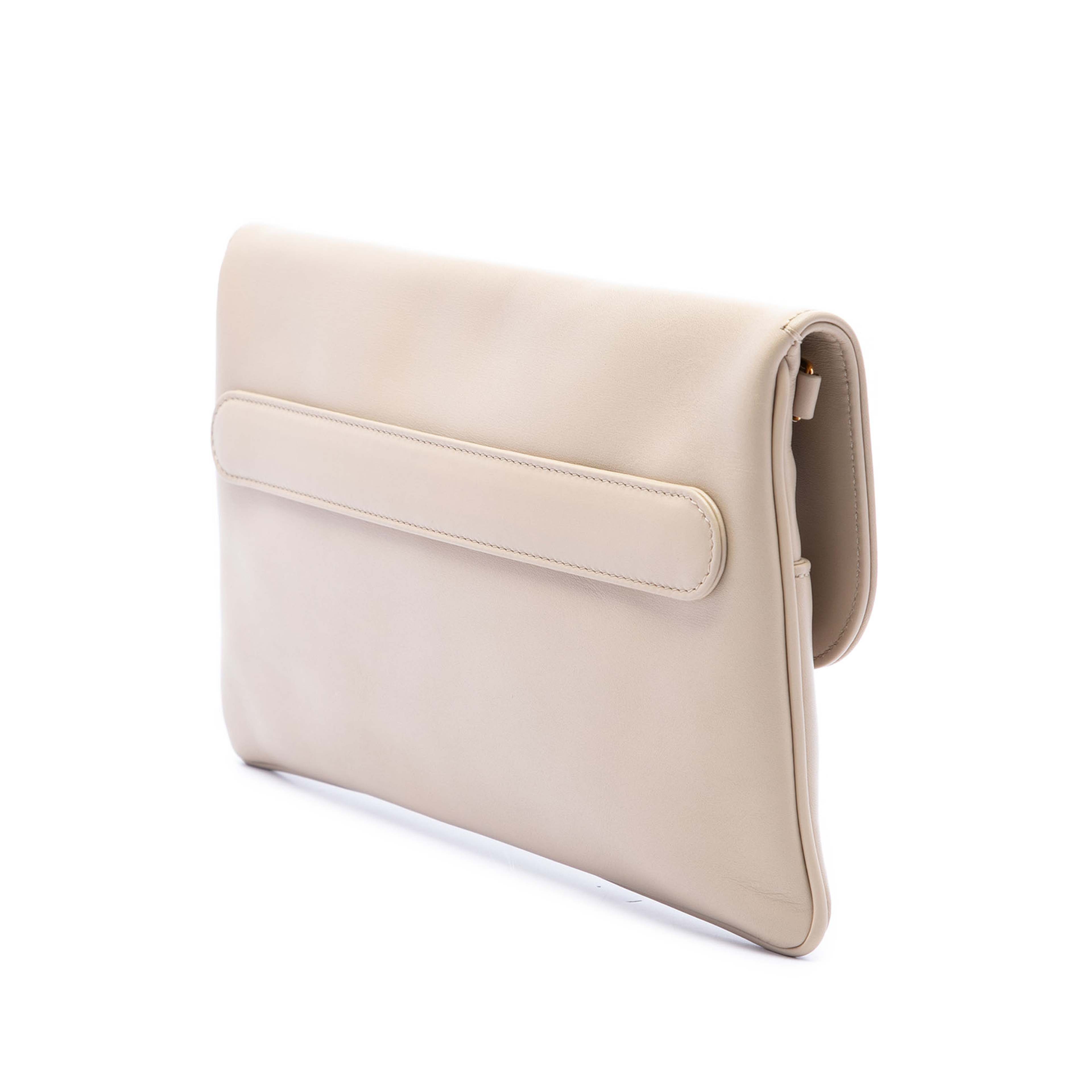 Dior Medium Calfskin Diordouble Chain Bag, från Luxclusif, i färgen beige. Klicka för att öppna bilden i stort format