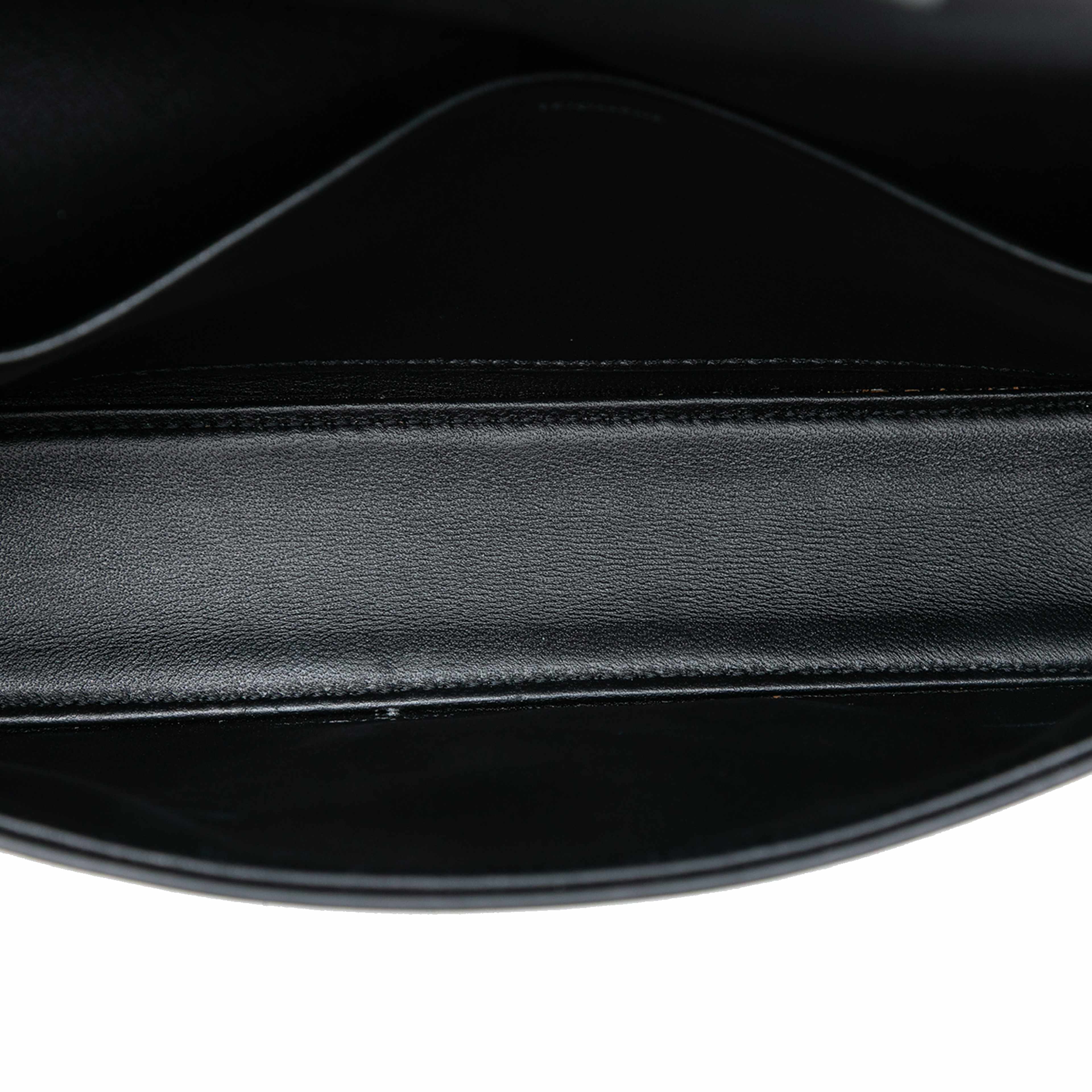 Celine Shiny Calfskin Triomphe Chain Box Shoulder Bag, från Luxclusif, i färgen black. Klicka för att öppna bilden i stort format