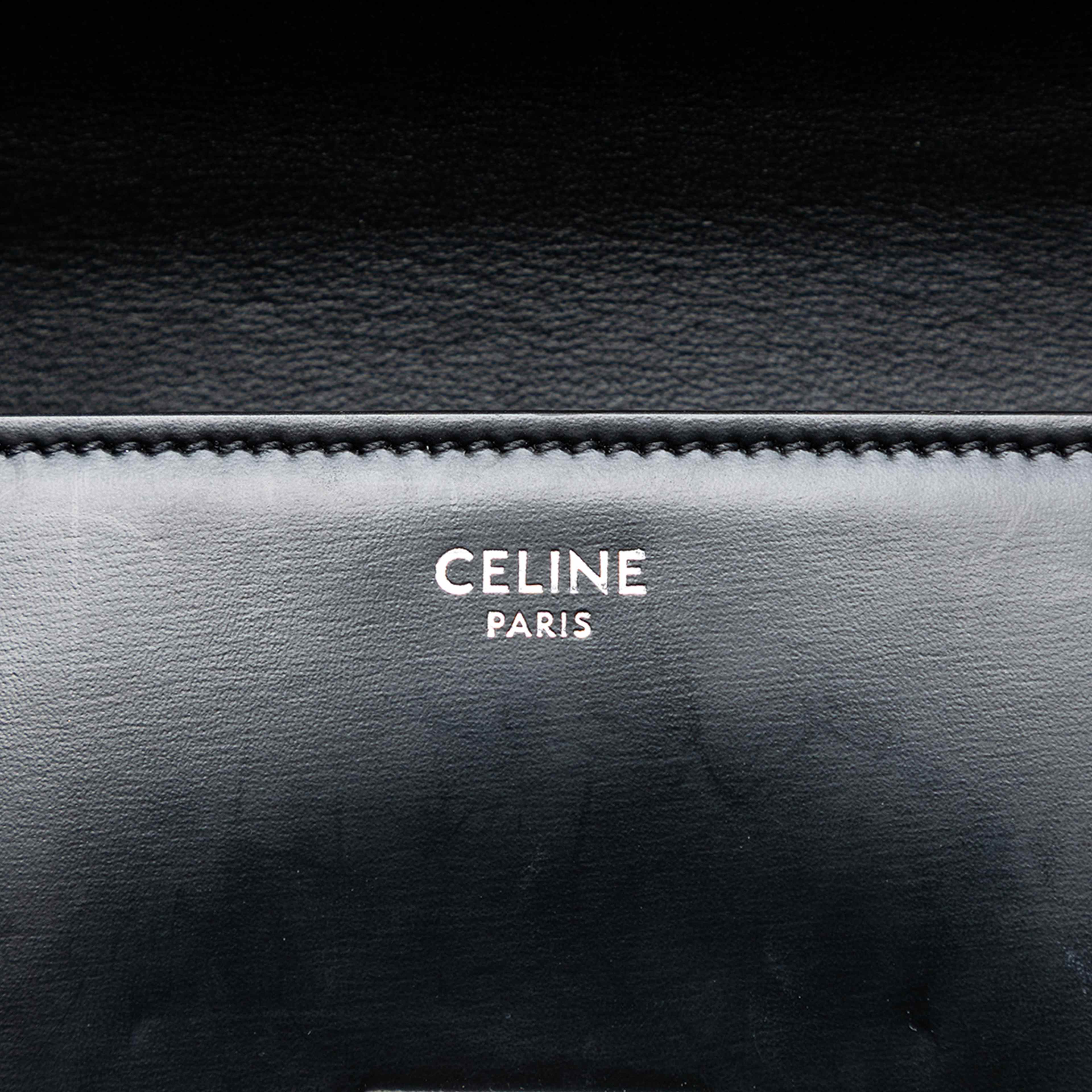 Celine Shiny Calfskin Triomphe Chain Box Shoulder Bag, från Luxclusif, i färgen black. Klicka för att öppna bilden i stort format