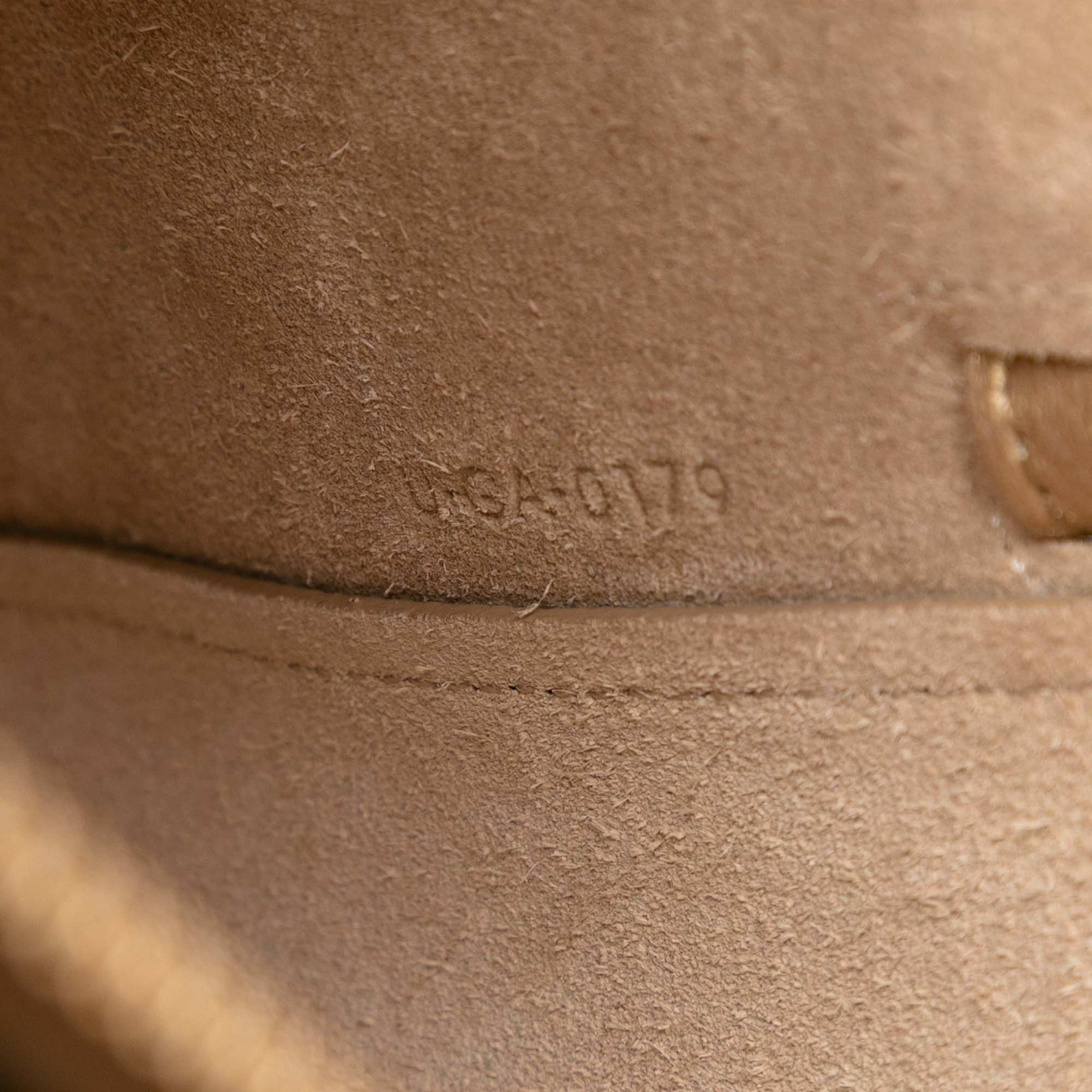 Celine Nano Grained Calfskin Belt Bag, från Luxclusif, i färgen gold. Klicka för att öppna bilden i stort format