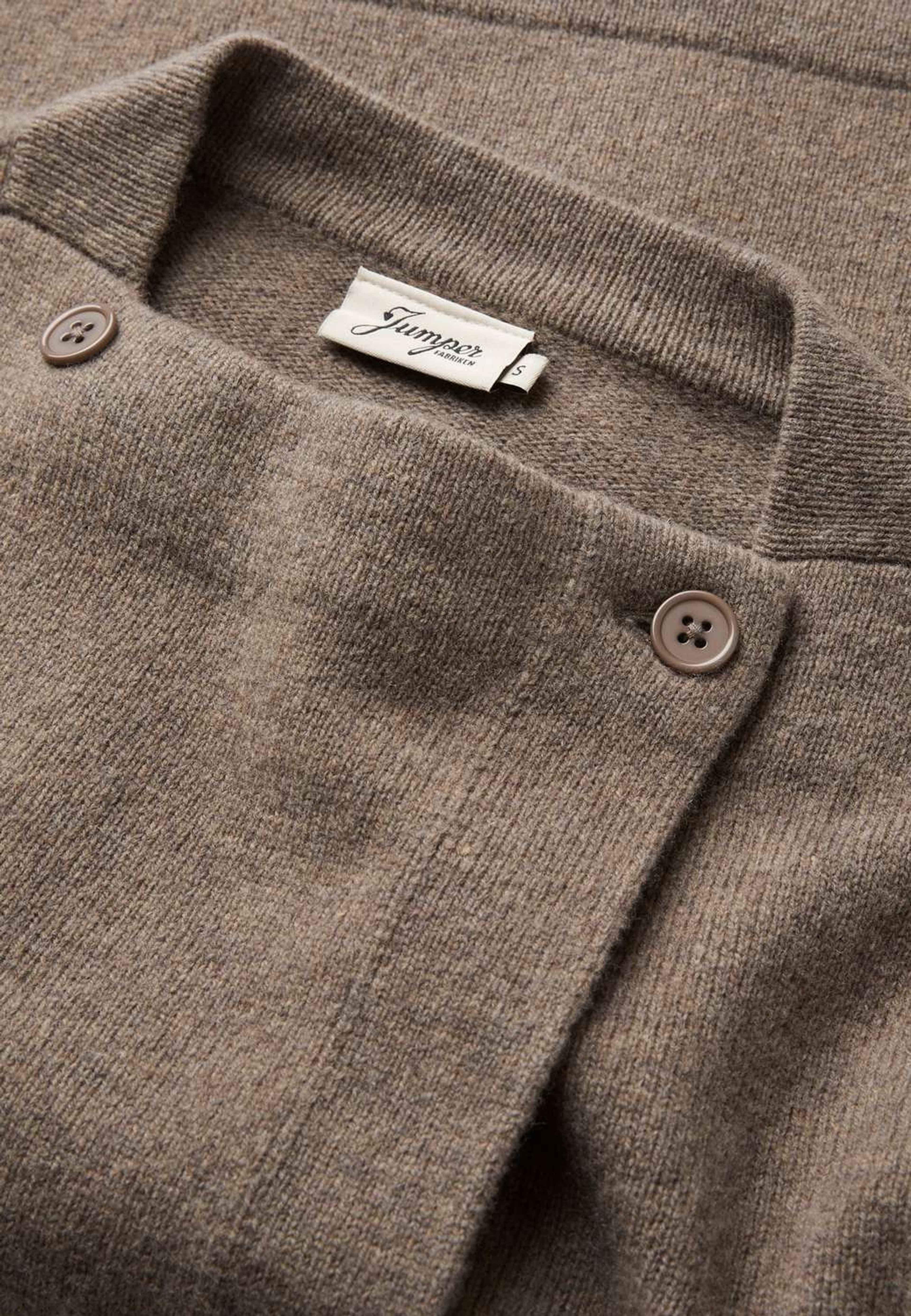 Marlis Cardigan, från Jumperfabriken, i färgen brown. Klicka för att öppna bilden i stort format