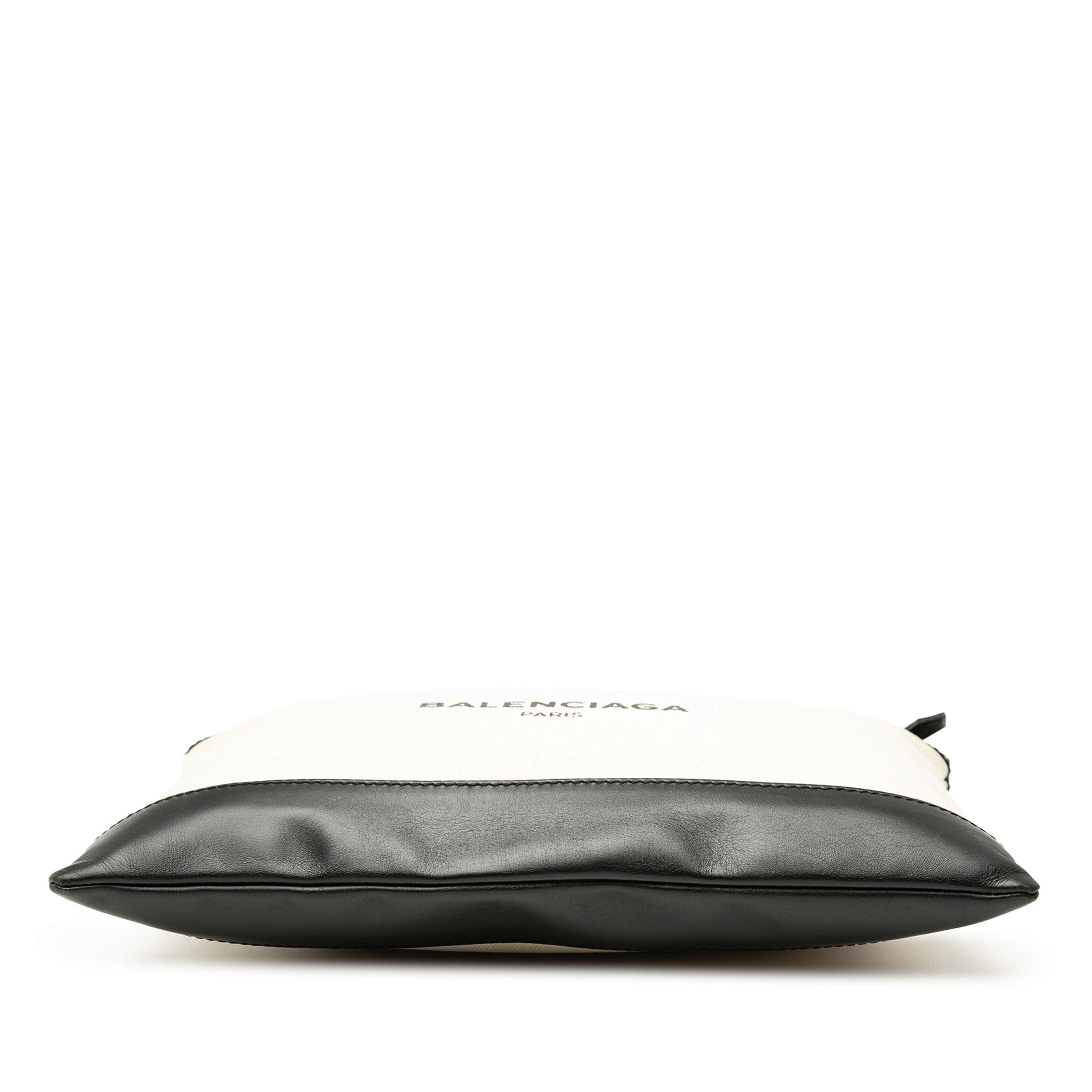 Balenciaga Canvas Navy Clip M Clutch, från Luxclusif, i färgen light beige. Klicka för att öppna bilden i stort format