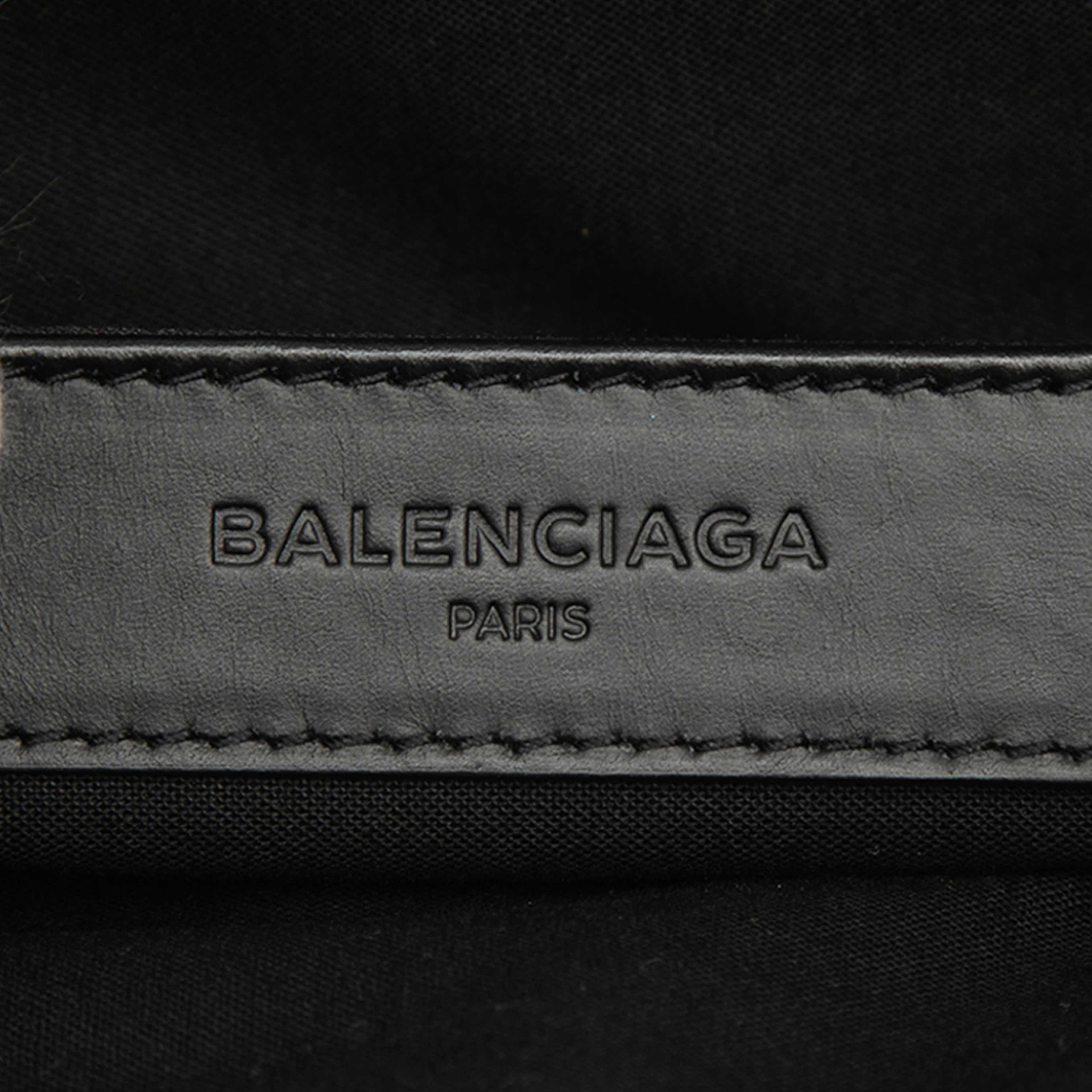 Balenciaga Canvas Navy Clip M Clutch, från Luxclusif, i färgen light beige. Klicka för att öppna bilden i stort format