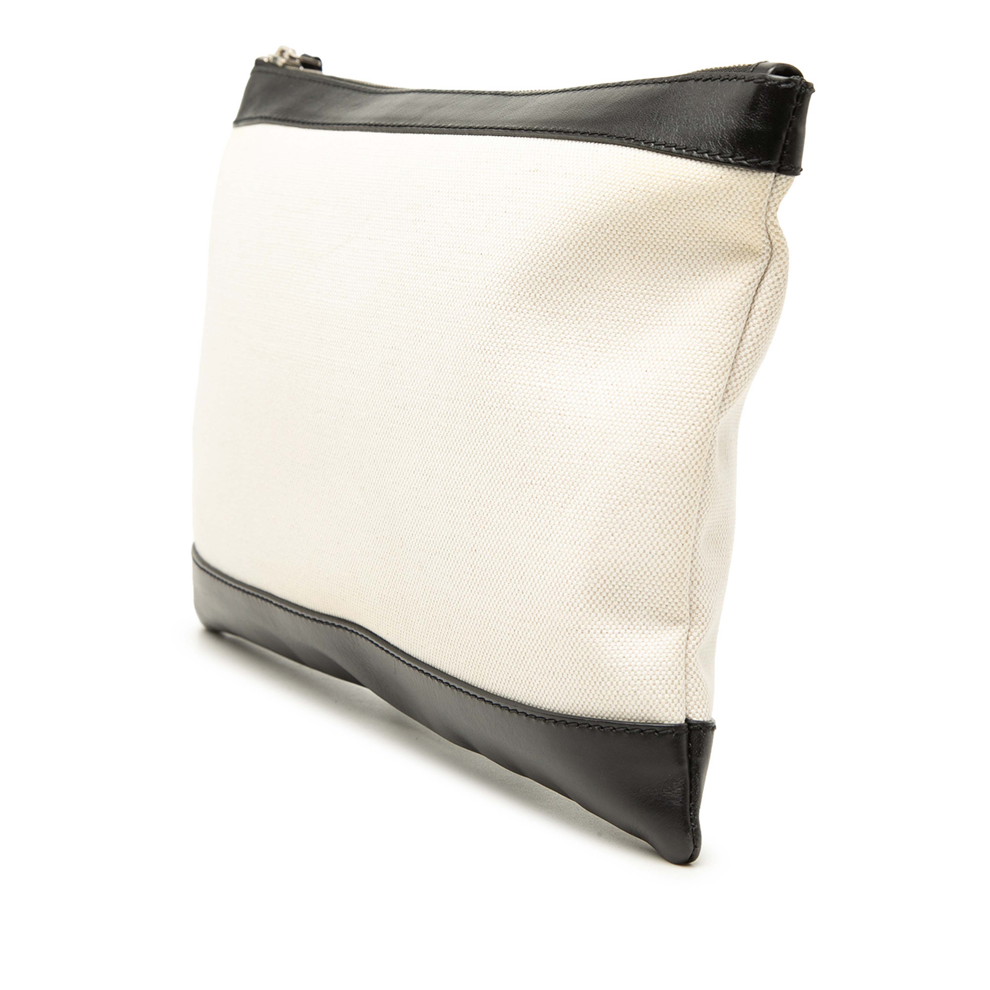 Balenciaga Canvas Navy Clip M Clutch, från Luxclusif, i färgen brun. Klicka för att öppna bilden i stort format