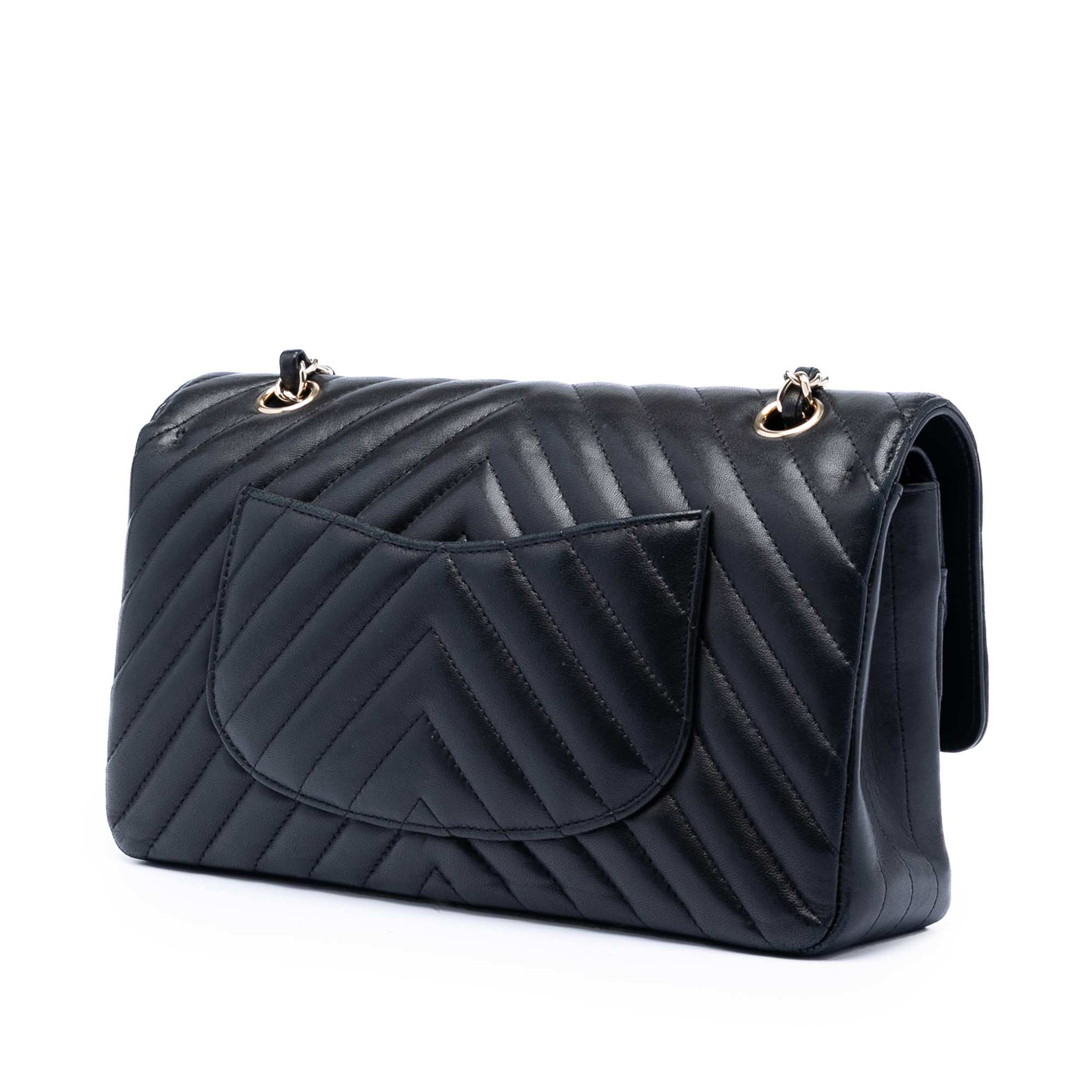 Chanel Medium Classic Chevron Lambskin Double Flap, från Luxclusif, i färgen black. Klicka för att öppna bilden i stort format