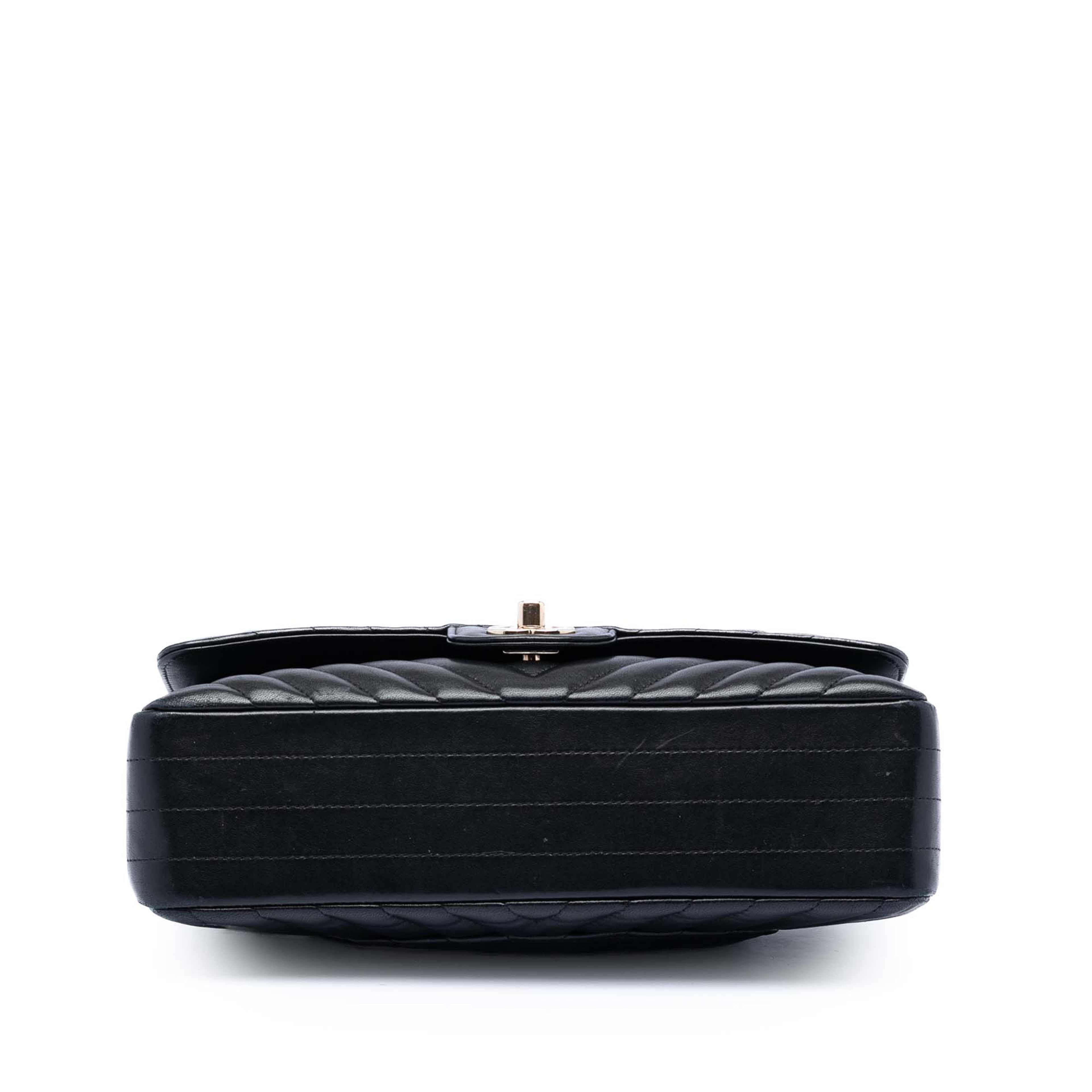 Chanel Medium Classic Chevron Lambskin Double Flap, från Luxclusif, i färgen black. Klicka för att öppna bilden i stort format