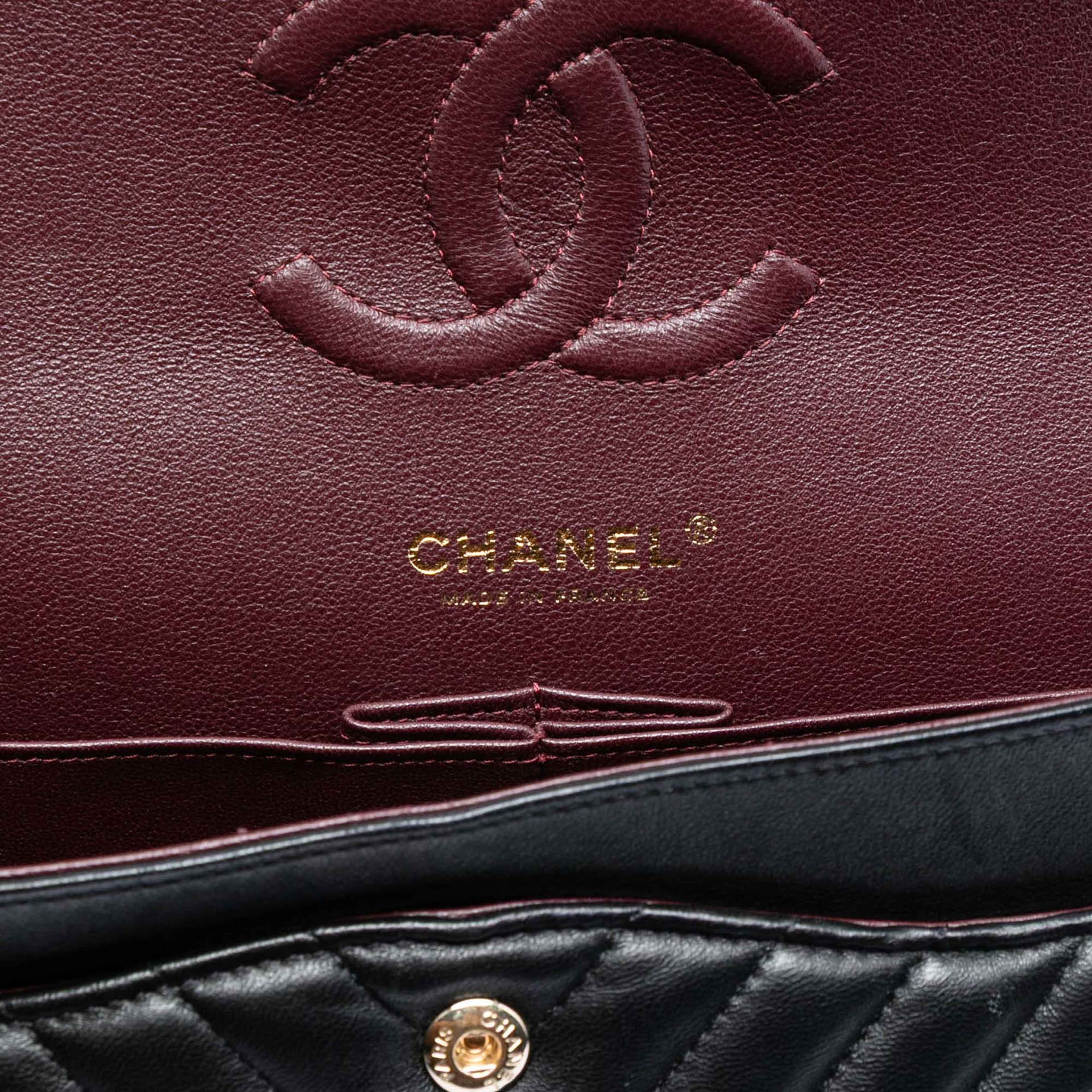 Chanel Medium Classic Chevron Lambskin Double Flap, från Luxclusif, i färgen black. Klicka för att öppna bilden i stort format