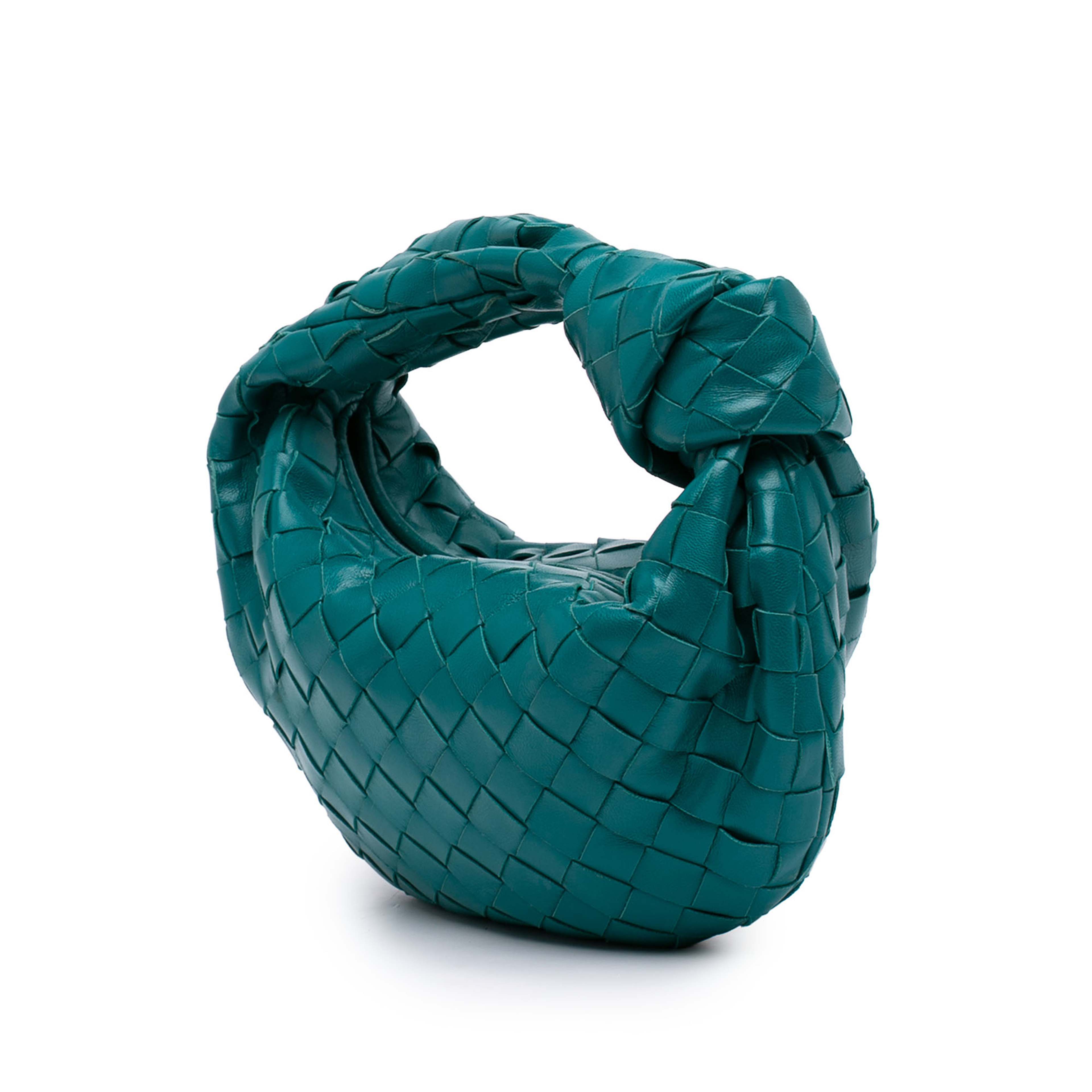 Bottega Veneta Mini Nappa Intrecciato Jodie, från Luxclusif, i färgen blå. Klicka för att öppna bilden i stort format