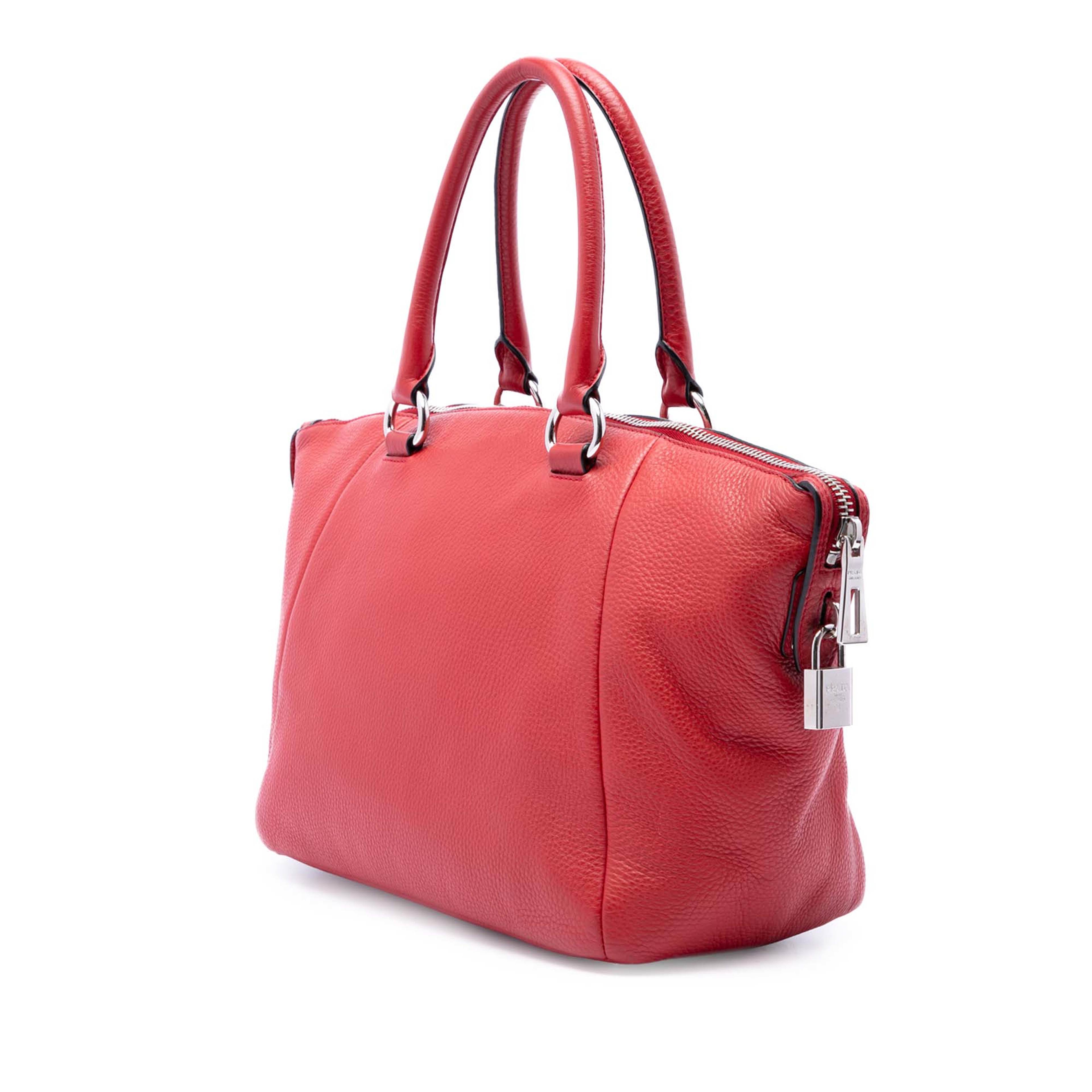 Prada Vitello Daino Double Handle Satchel, från Luxclusif, i färgen röd. Klicka för att öppna bilden i stort format
