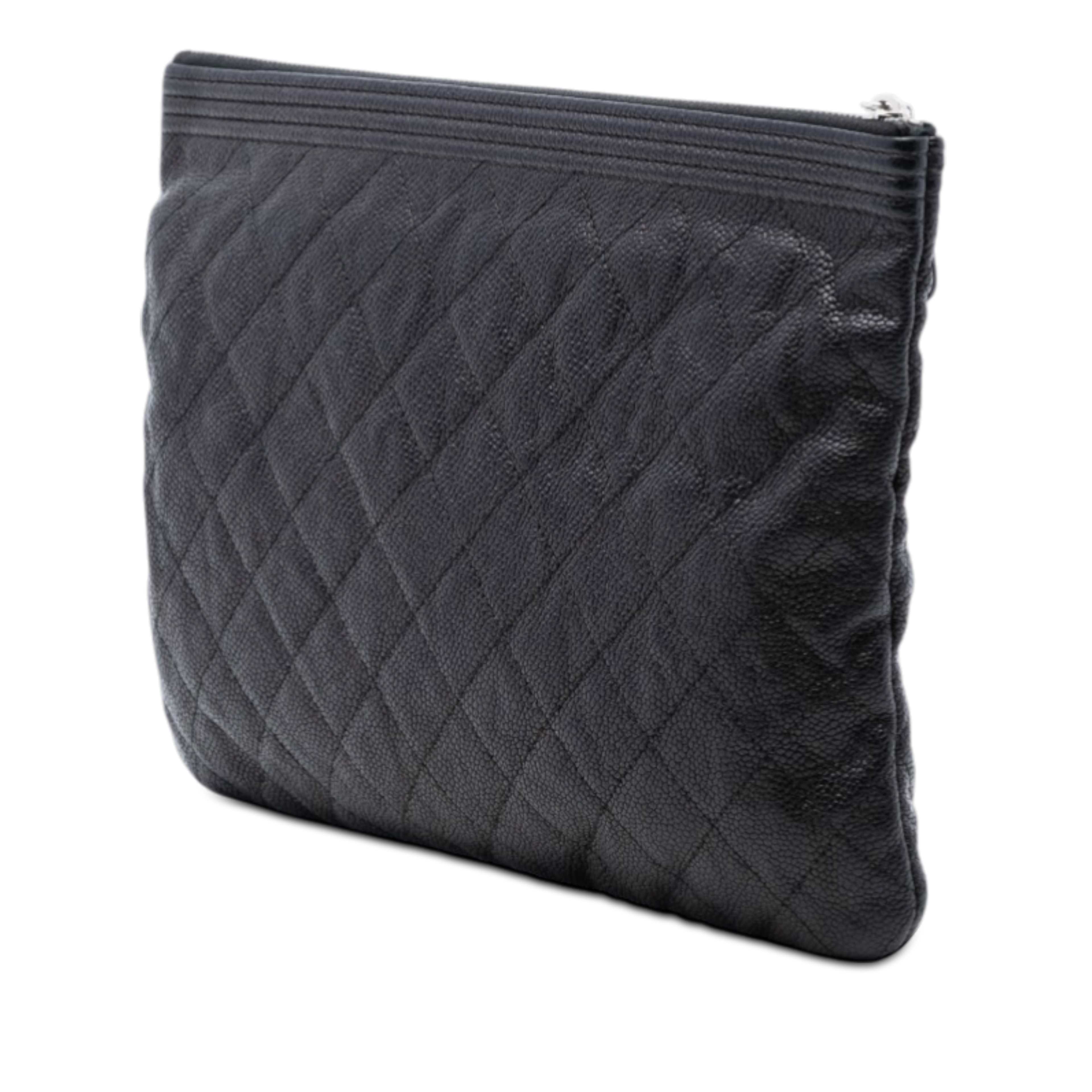 Chanel Medium Quilted Caviar Boy O Case Clutch, från Luxclusif, i färgen black. Klicka för att öppna bilden i stort format