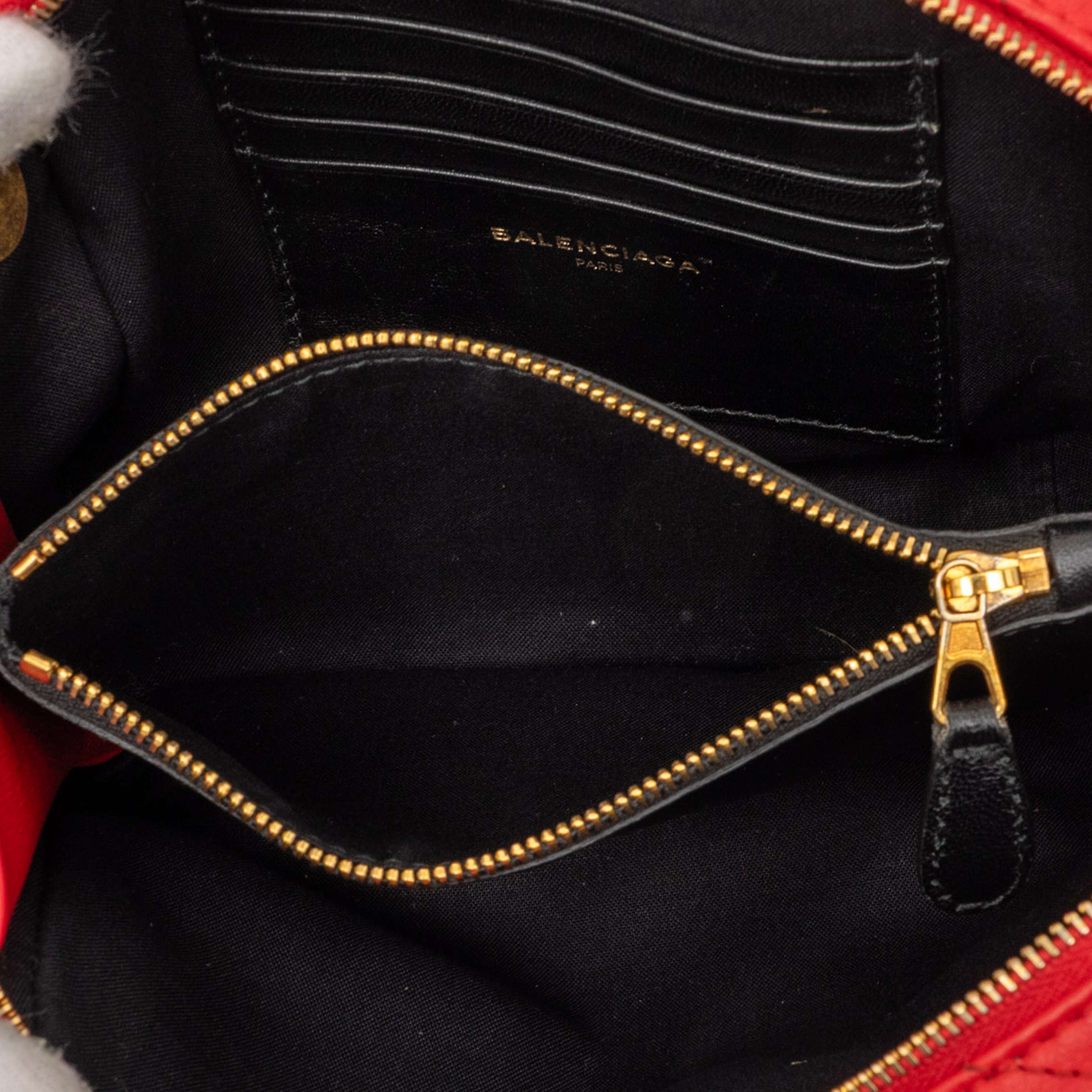 Balenciaga Calfskin Allover Logo Blanket Reporter Xs Crossbody, från Luxclusif, i färgen red. Klicka för att öppna bilden i stort format