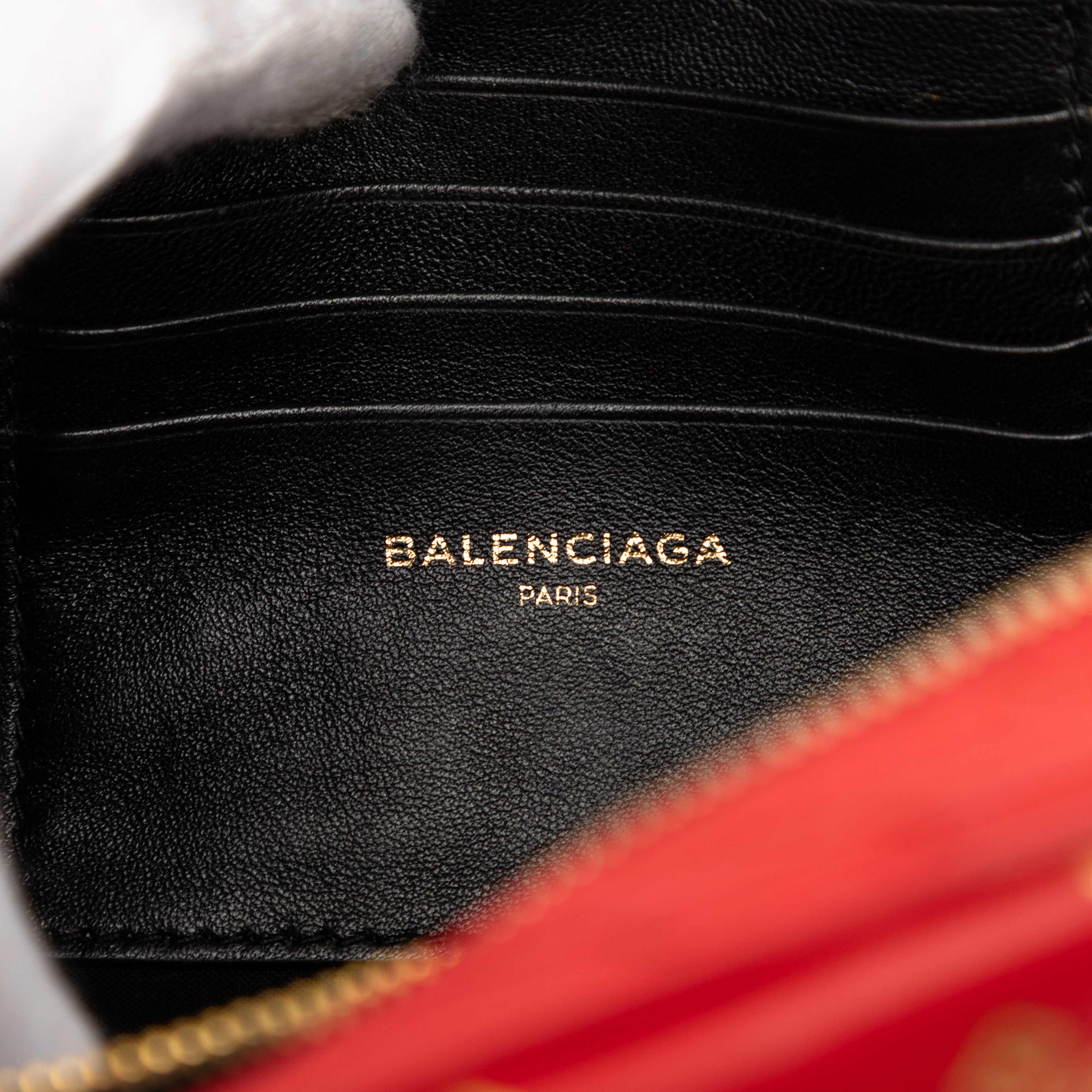 Balenciaga Calfskin Allover Logo Blanket Reporter Xs Crossbody, från Luxclusif, i färgen red. Klicka för att öppna bilden i stort format