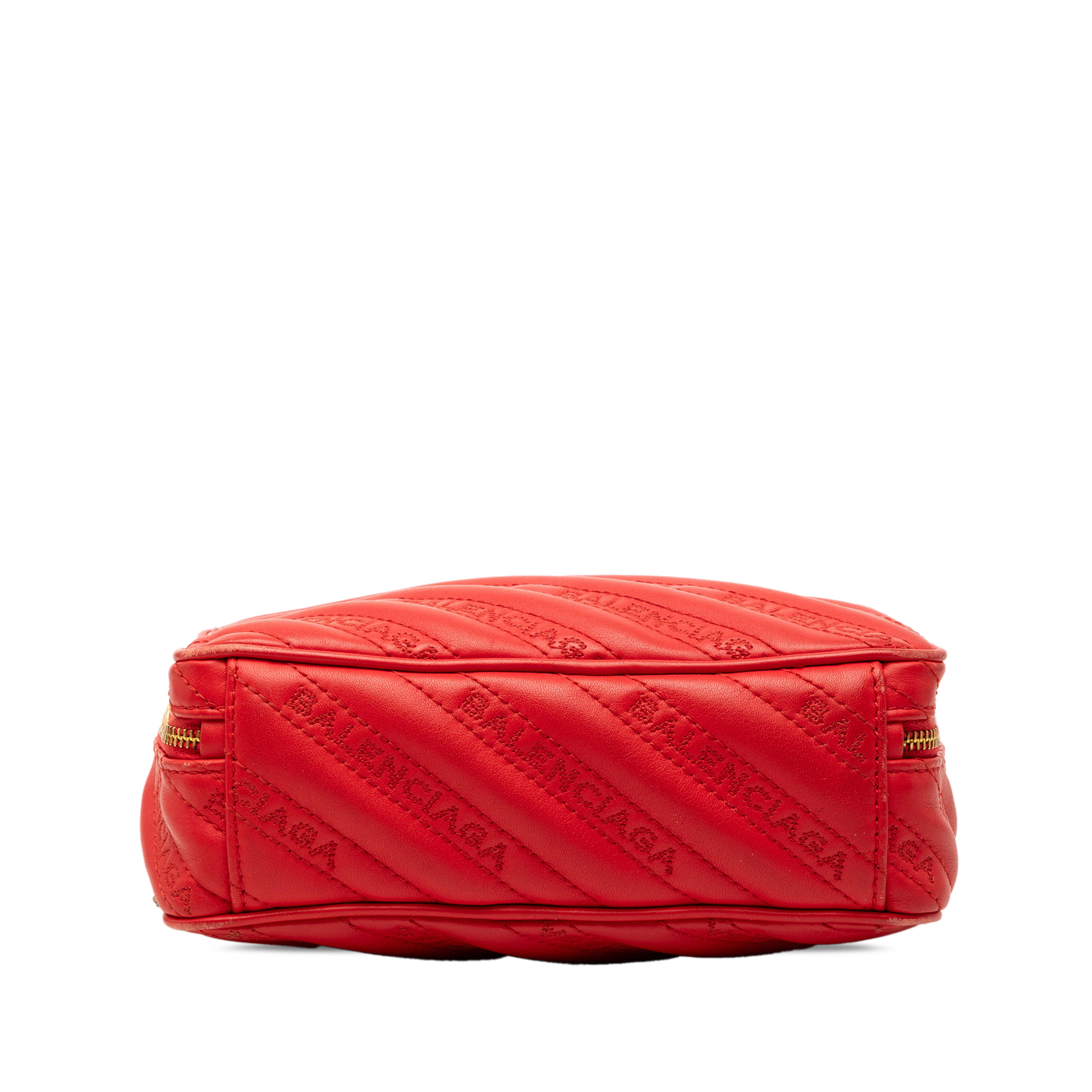 Balenciaga Calfskin Allover Logo Blanket Reporter Xs Crossbody, från Luxclusif, i färgen röd. Klicka för att öppna bilden i stort format