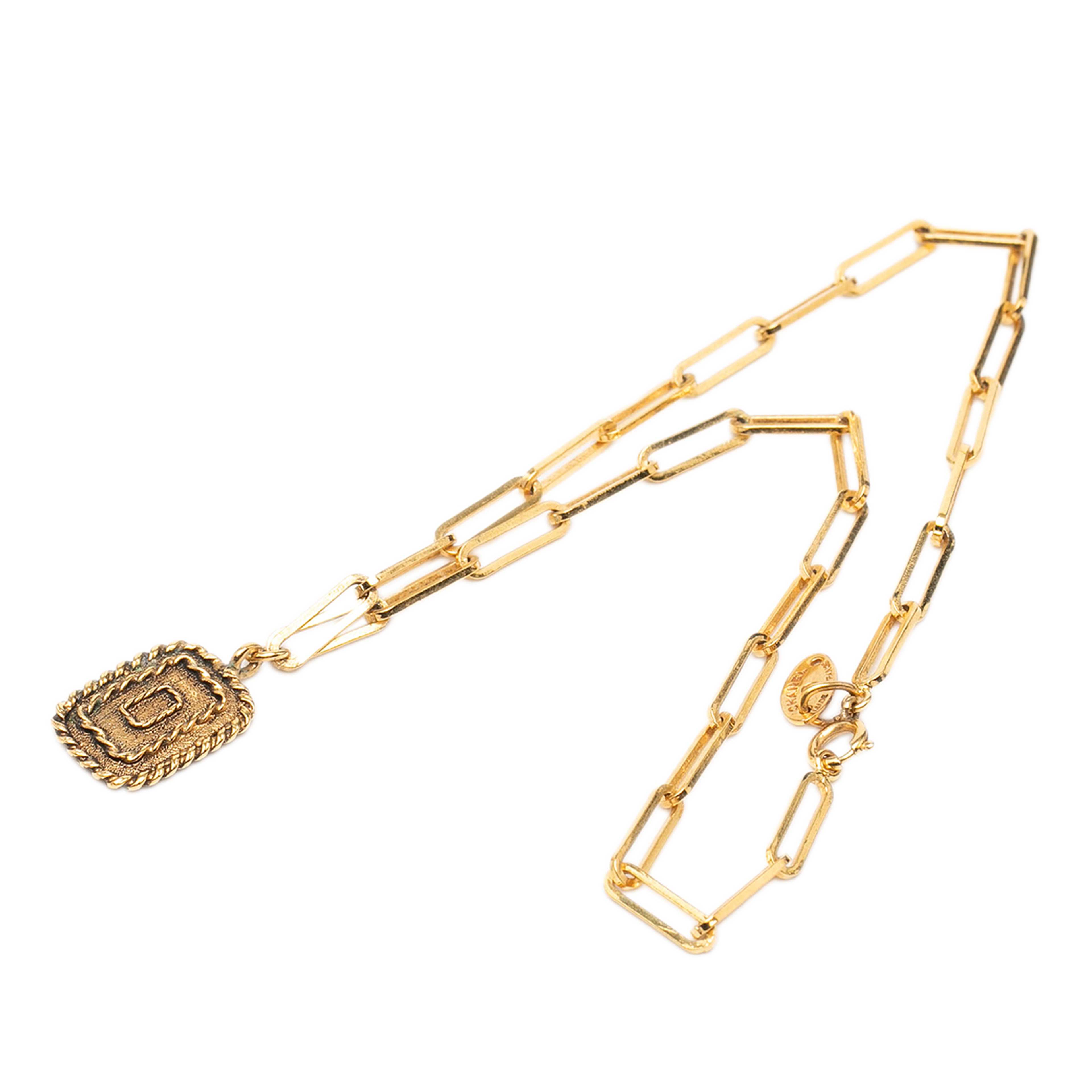 Chanel Cc Gold Plated Rectangular Pendant Necklace, från Luxclusif, i färgen gold. Klicka för att öppna bilden i stort format