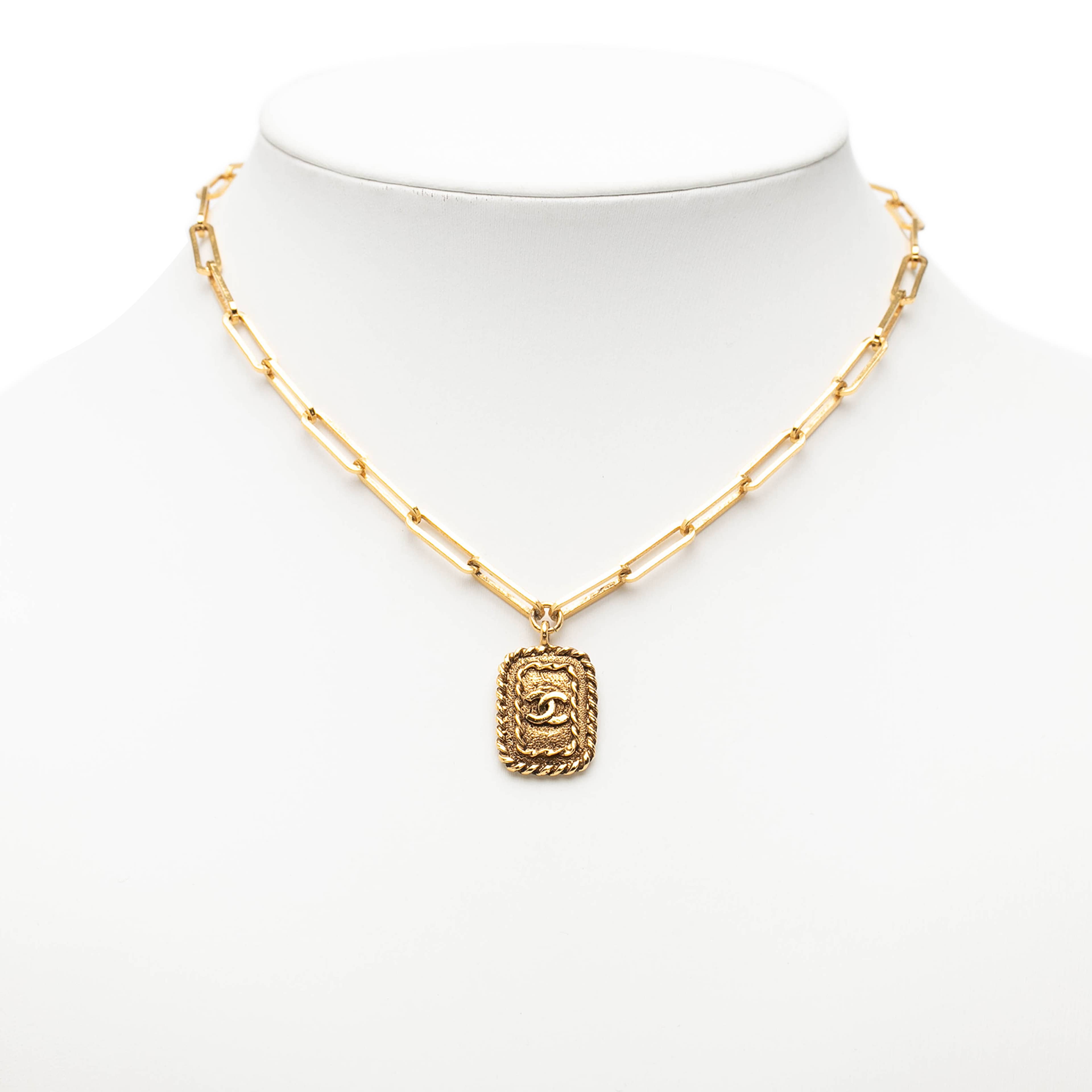 Chanel Cc Gold Plated Rectangular Pendant Necklace, från Luxclusif, i färgen gold. Klicka för att öppna bilden i stort format
