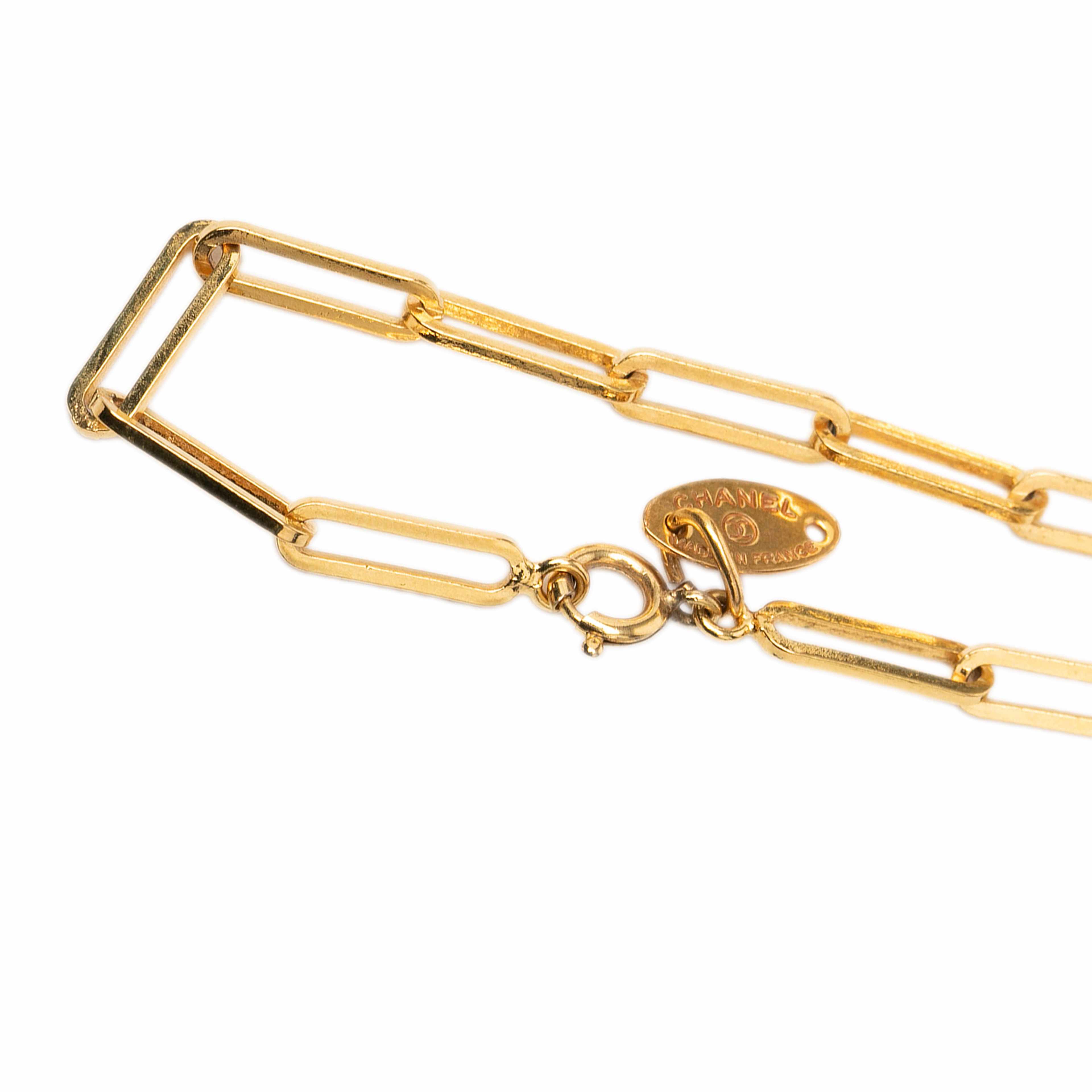 Chanel Cc Gold Plated Rectangular Pendant Necklace, från Luxclusif, i färgen gold. Klicka för att öppna bilden i stort format