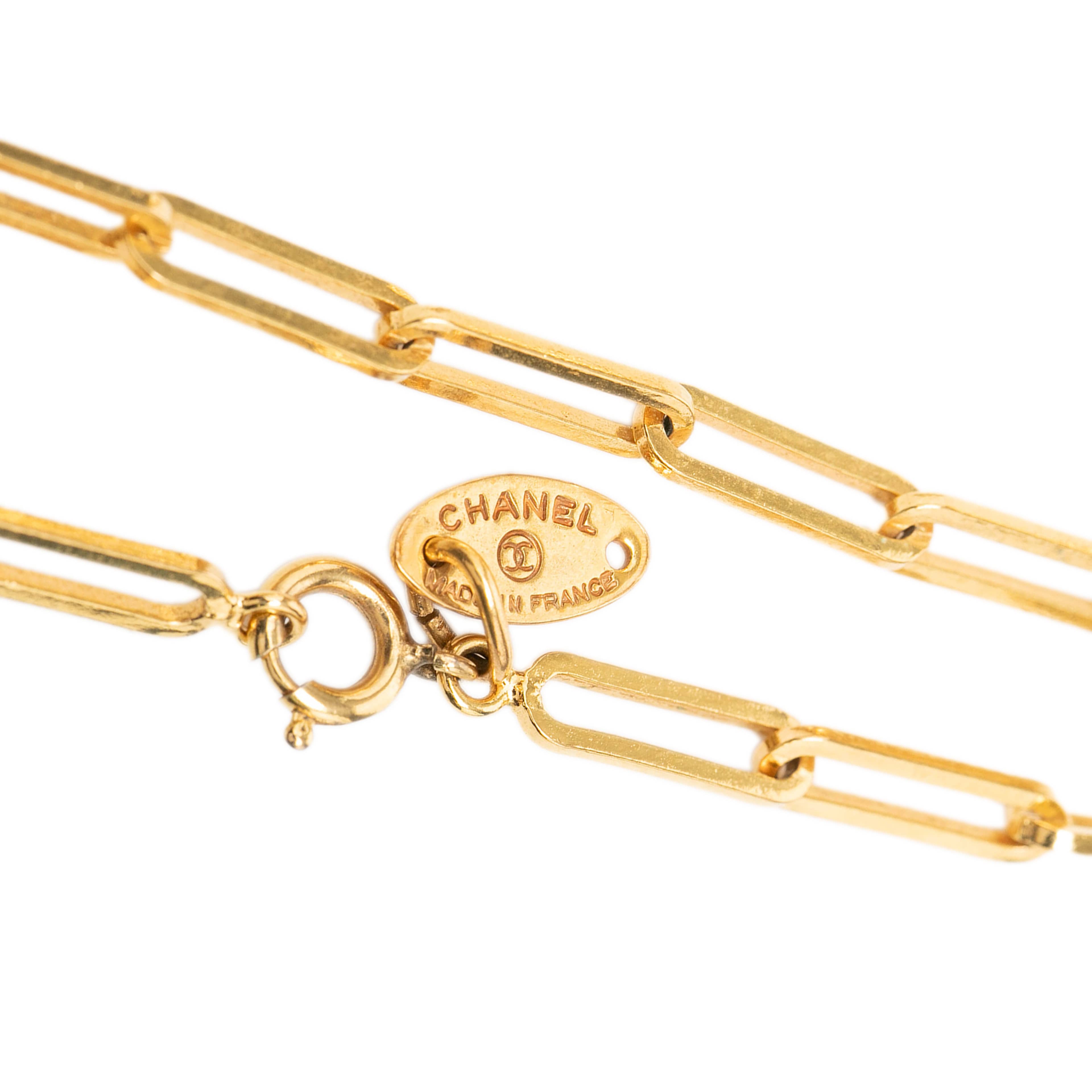 Chanel Cc Gold Plated Rectangular Pendant Necklace, från Luxclusif, i färgen gold. Klicka för att öppna bilden i stort format