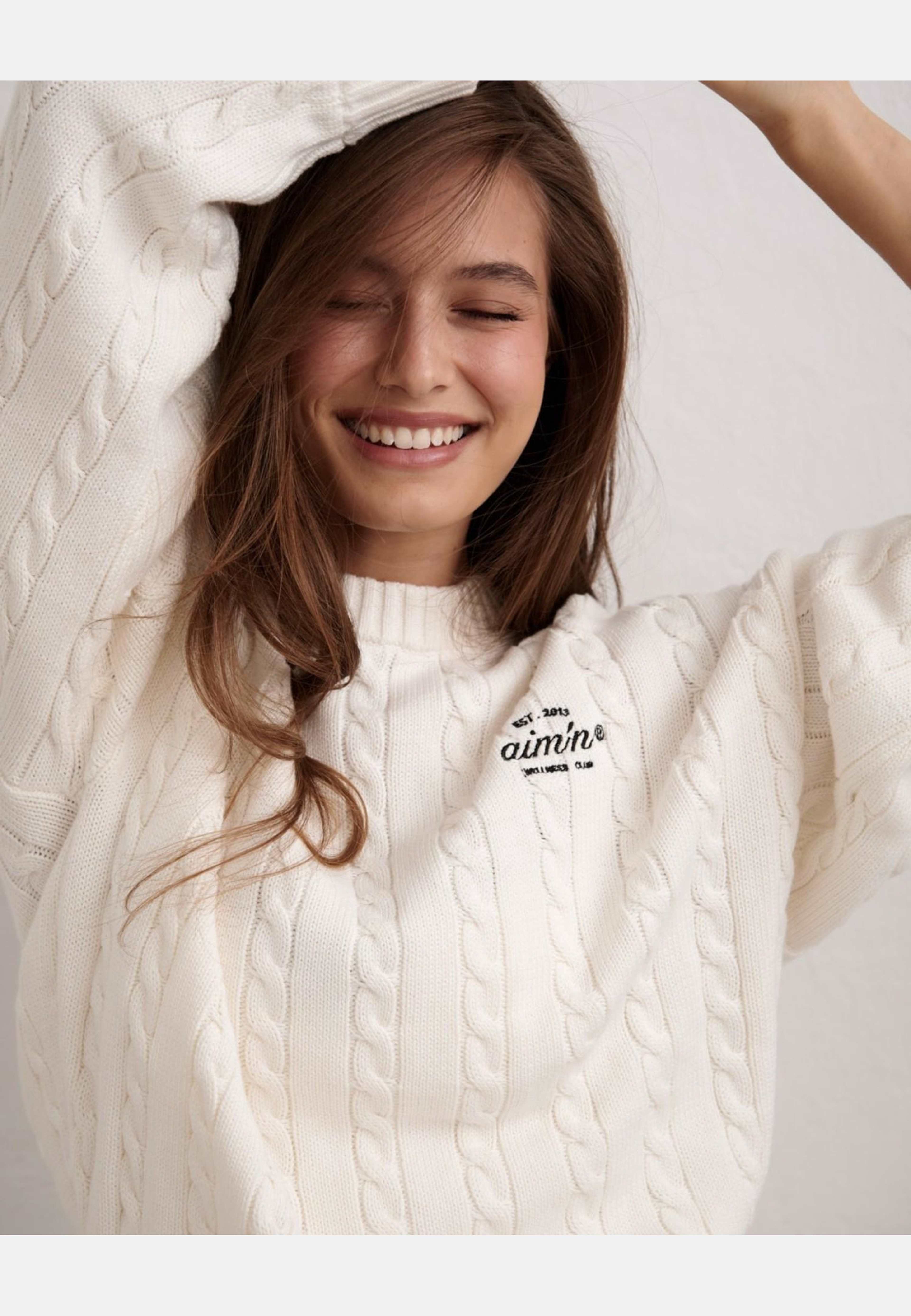 Club Cable Knit Sweater, från aim'n, i färgen off white. Klicka för att öppna bilden i stort format