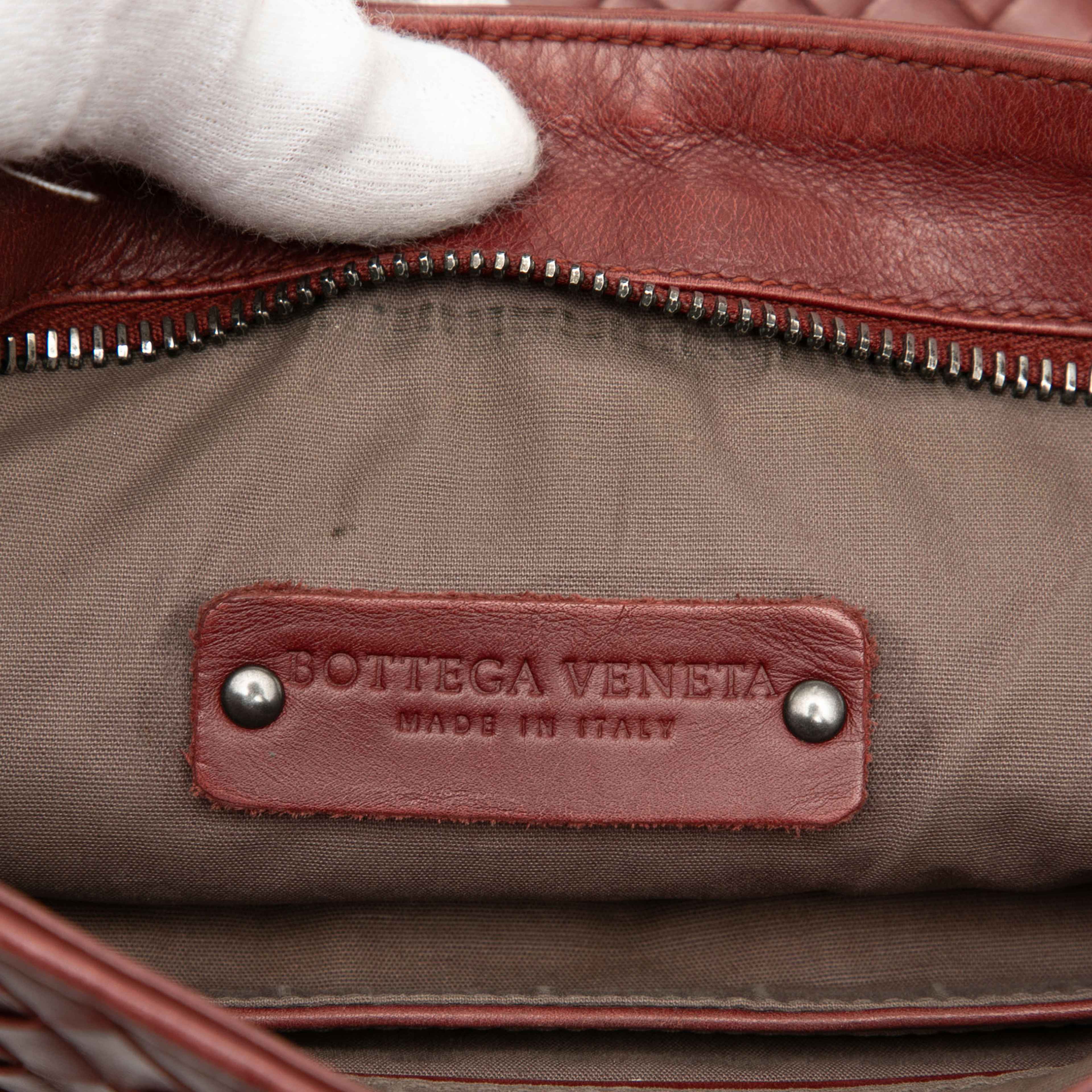 Bottega Veneta Nappa Intrecciato Vn Crossbody, från Luxclusif, i färgen burgundy. Klicka för att öppna bilden i stort format