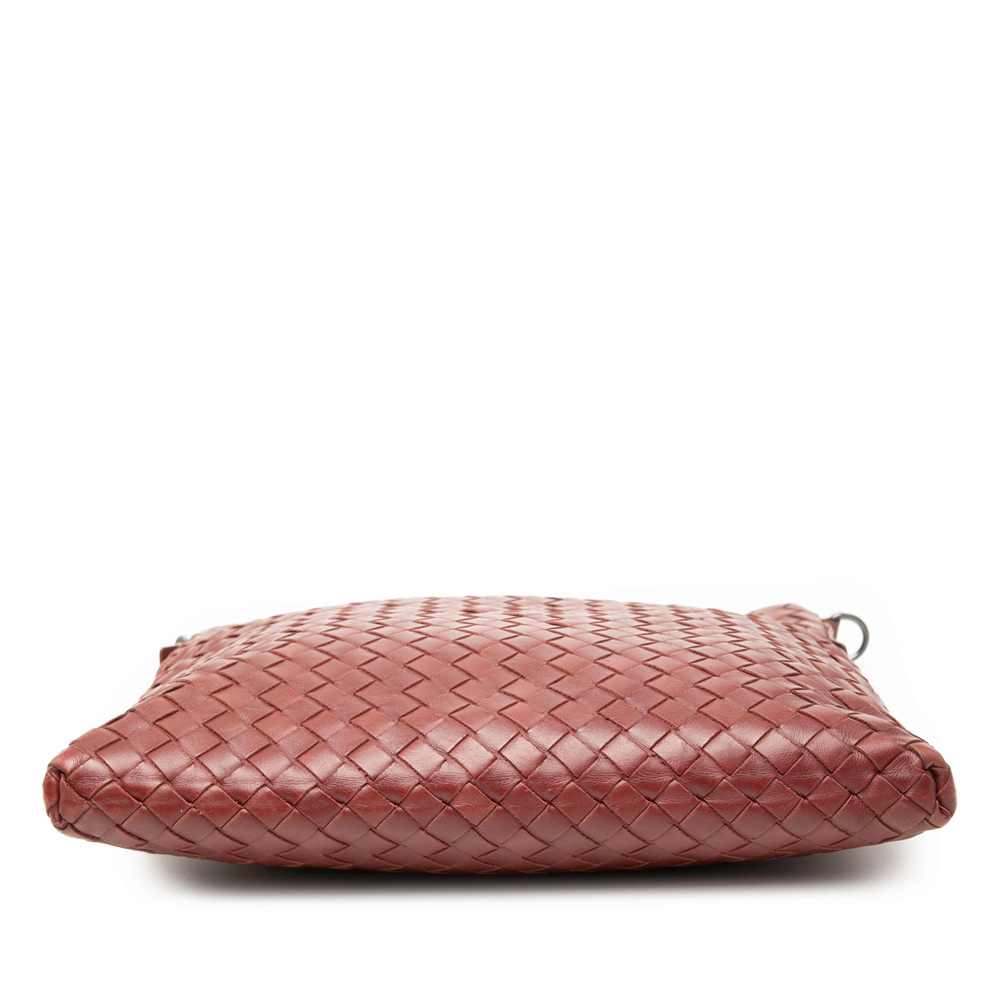 Bottega Veneta Nappa Intrecciato Vn Crossbody, från Luxclusif, i färgen burgundy. Klicka för att öppna bilden i stort format