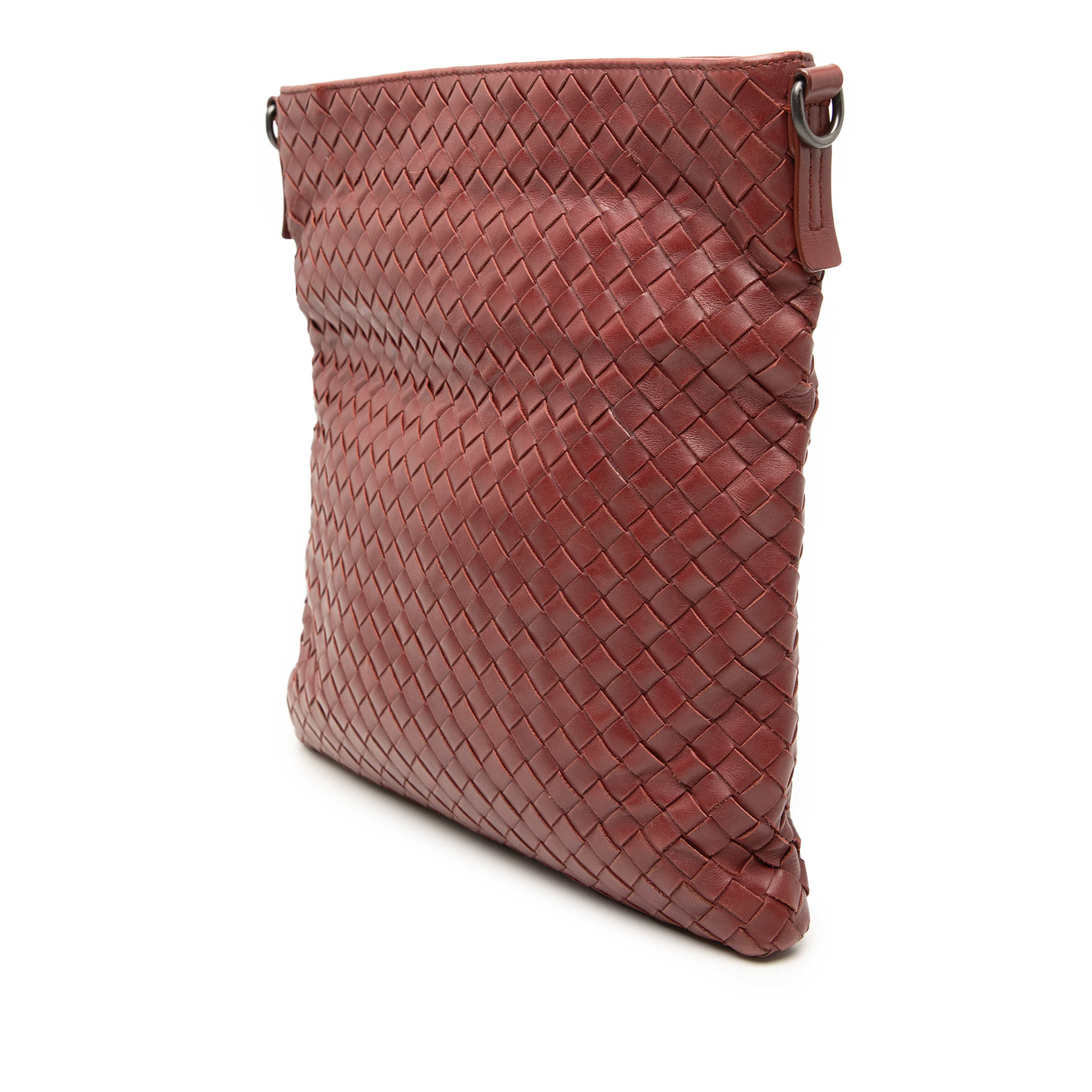 Bottega Veneta Nappa Intrecciato Vn Crossbody, från Luxclusif, i färgen burgundy. Klicka för att öppna bilden i stort format